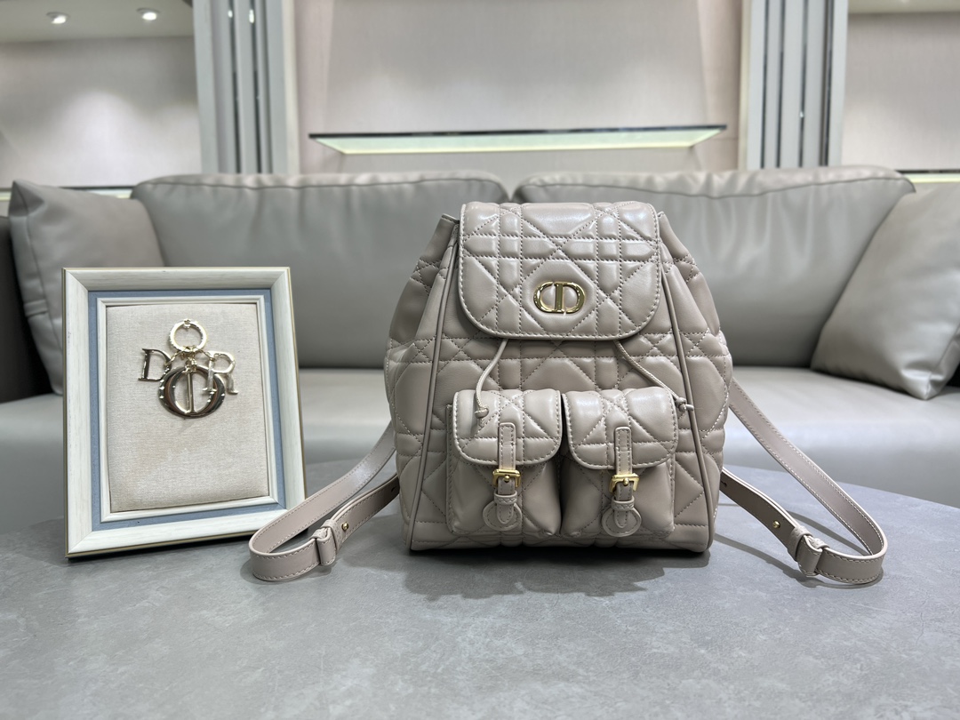 Esta mochila Dior Caro es un nuevo producto de la serie prêt-à-porter de principios de primavera de 2025, que destaca l…