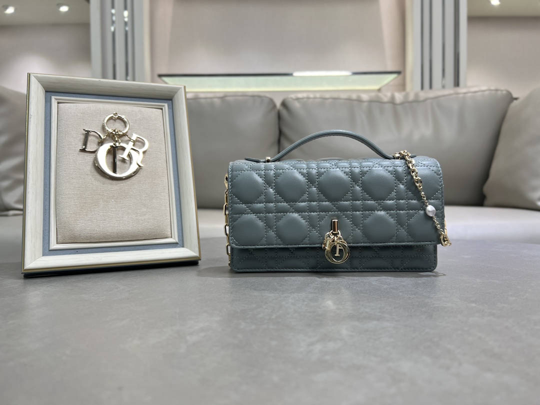 0980 Clutch Lady Dior Pearl de piel de oveja gris piedra Este clutch es novedad esta temporada, con un asa en la parte …