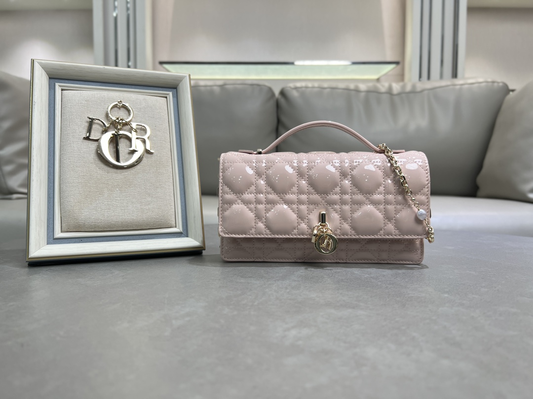 0980 Bolso de mano Lady Dior con perlas en charol polvo rojo Este bolso de mano es novedad esta temporada, con un asa e…