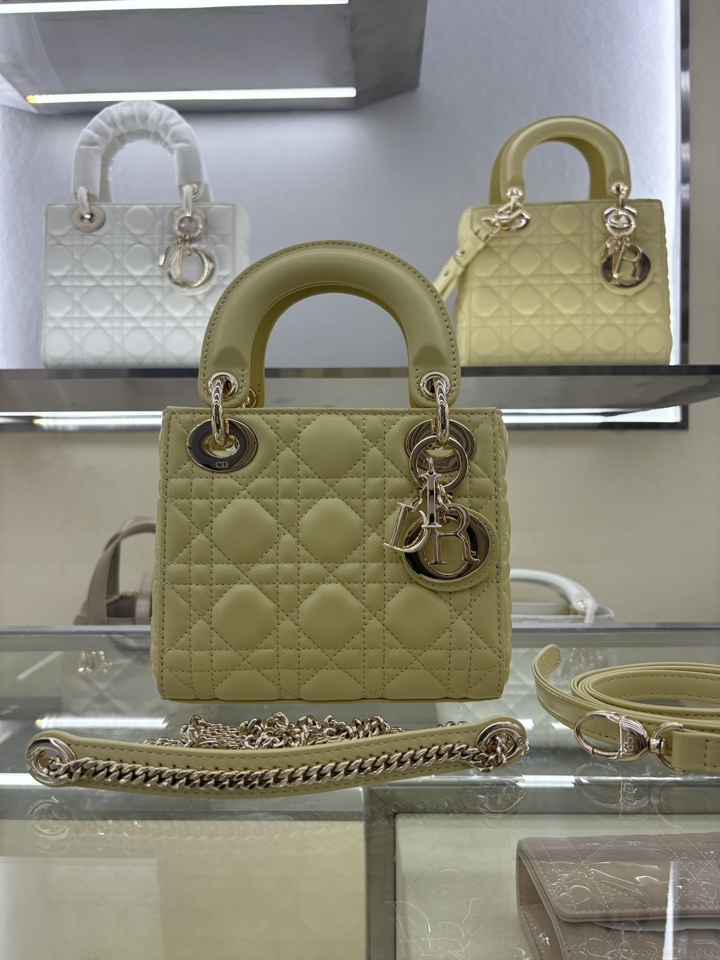 El bolso Lady amarillo pollito de piel de oveja de tres compartimentos es un bolso de tres compartimentos imprescindibl…