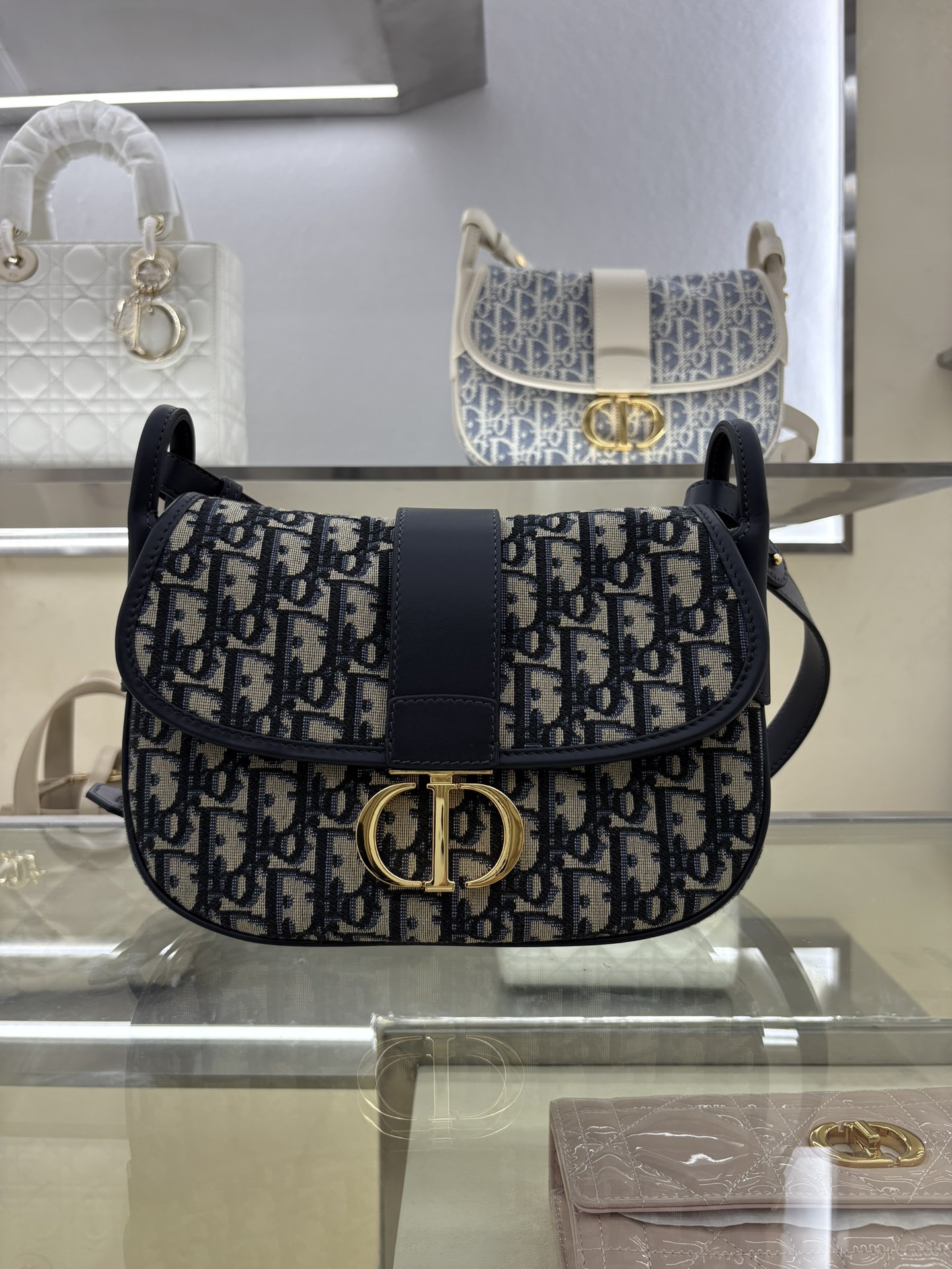 💢𝐷𝐼𝑂𝑅 Lo último en bolso, un bolso que luce mil veces mejor en persona que en la foto🙋🏻‍♀️, exquisito y atractiv…