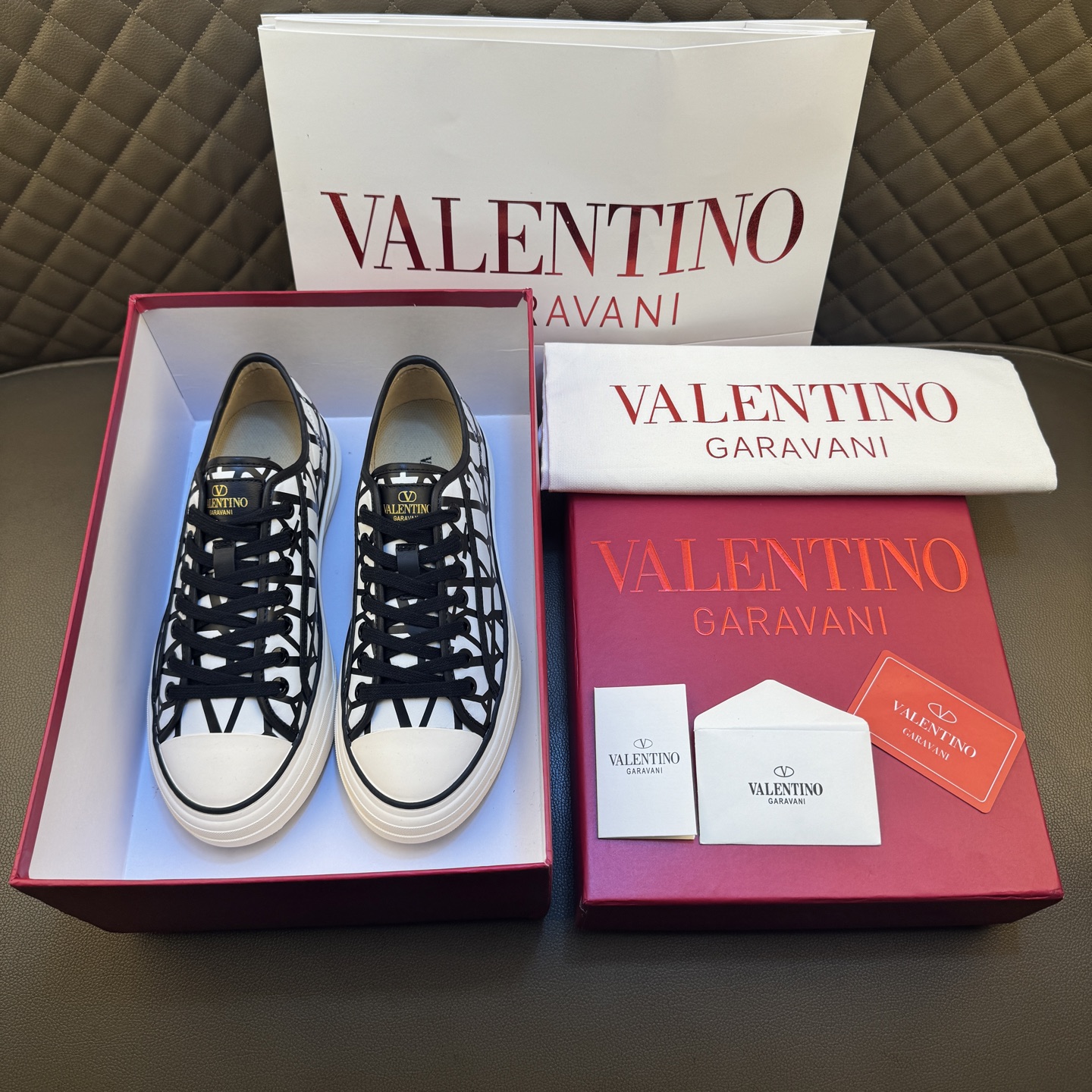 NO:690414,[Top version] Valentno# Valentino casual shoes, trendy and practical neutral style, just suitable for spring wear when the weather is getting warmer ~ 3D embroidered large logo, soft and comfortable leather, bringing excellent and elegant texture and excellent on-foot comfort ~ free and simple high-end wear. - MATERIAL Material - imported embroidered mesh upper, canvas lining, TPU outsole  size38-45 (45 is custom-made and cannot be returned or exchanged),,valentino,valentino19860909【顶级版本】 Valentno# 华伦天奴休闲鞋 潮流又实穿的中性风格,正适合现在天气渐暖的春日穿搭～3D刺绣工艺大logo,柔软舒适的皮料,带来卓越优雅的质感 与极佳的上脚舒适感～点缀自在简约的高级感穿搭. - MATERIAL 材质 - 鞋面进口刺绣网布 内里帆布 大底TPU大底 size38-45（45定做不退换）,,valentino,valentino,Men's shoes