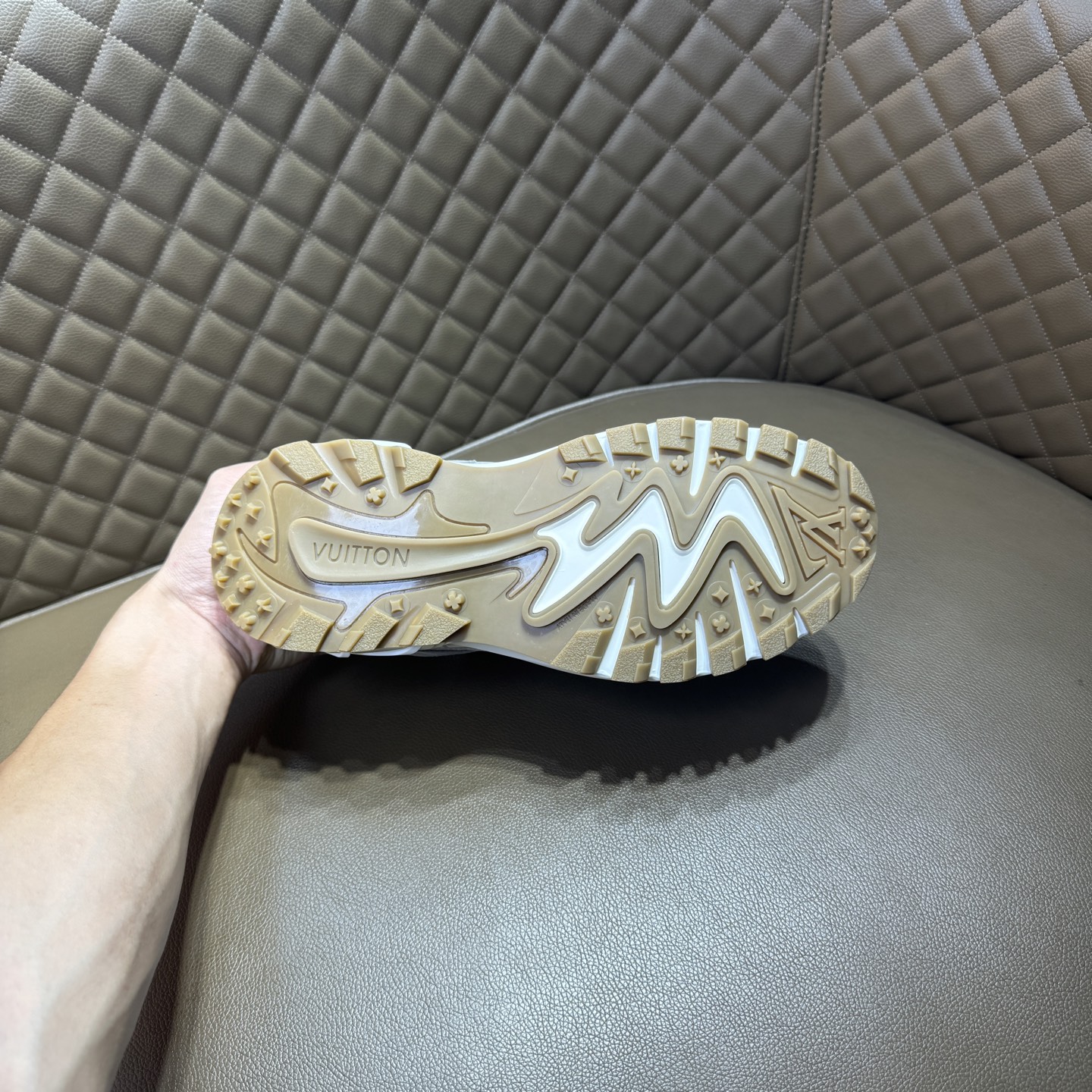 LV Style Men's Shoes style reference detail image 9 from source 780881
