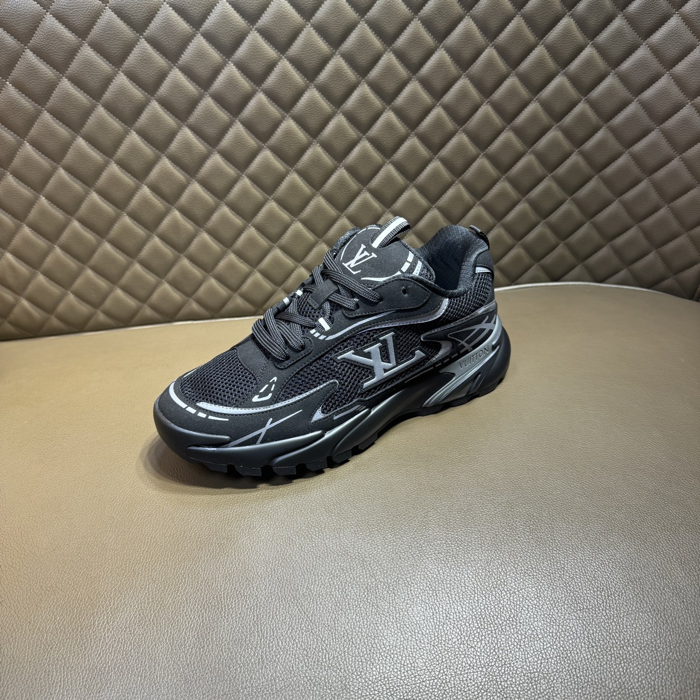 LV Style Men's Shoes style reference detail image 6 from source 780882