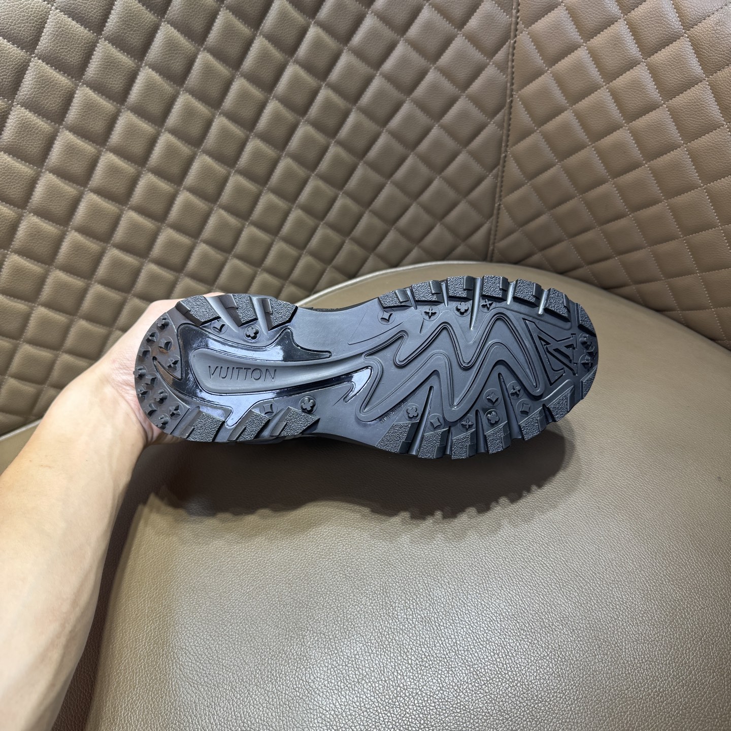 LV Style Men's Shoes style reference detail image 9 from source 780882