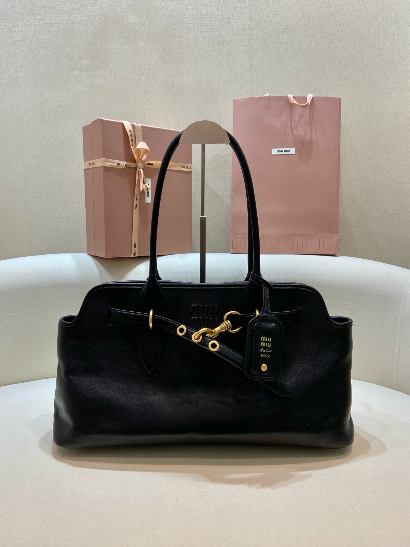 Aventure Linen Blend Tote Bag with Leather Strap & Gold Hardware 2 i1743664973407 6689 0 0