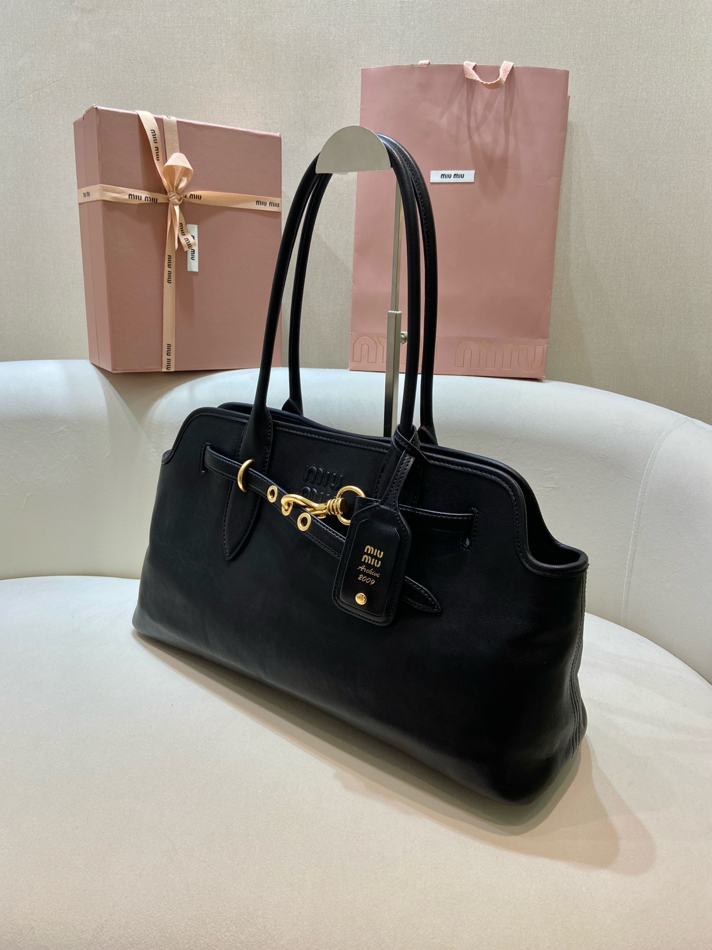Aventure Linen Blend Tote Bag with Leather Strap & Gold Hardware 4 i1743664973846 2794 0 2