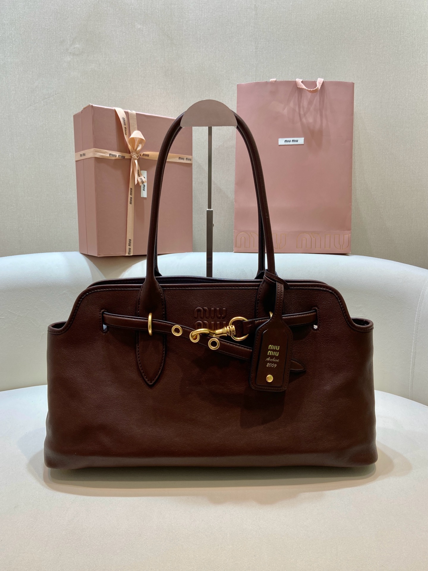 Aventure Large Tote Bag, Linen Blend, Golden Hardware, Detachable Leather Charm 2 i1743665249785 9641 0 0