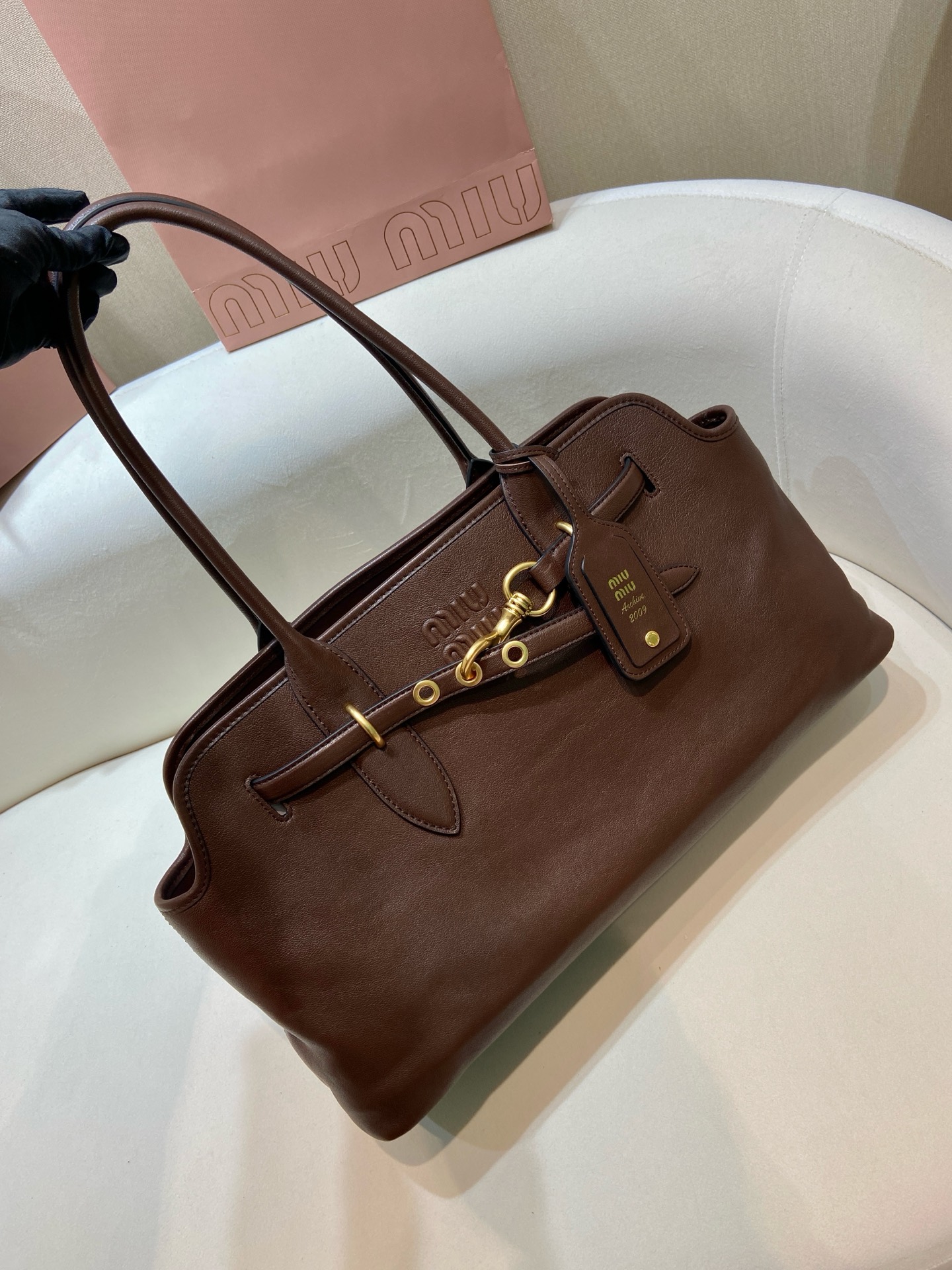 Aventure Large Tote Bag, Linen Blend, Golden Hardware, Detachable Leather Charm 3 i1743665250445 6797 0 1