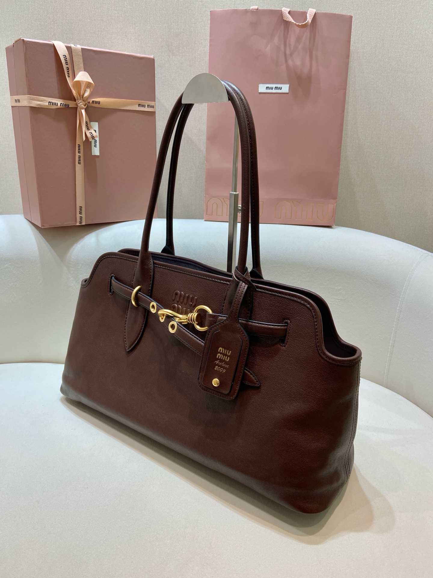 Aventure Large Tote Bag, Linen Blend, Golden Hardware, Detachable Leather Charm 4 i1743665250583 2286 0 2