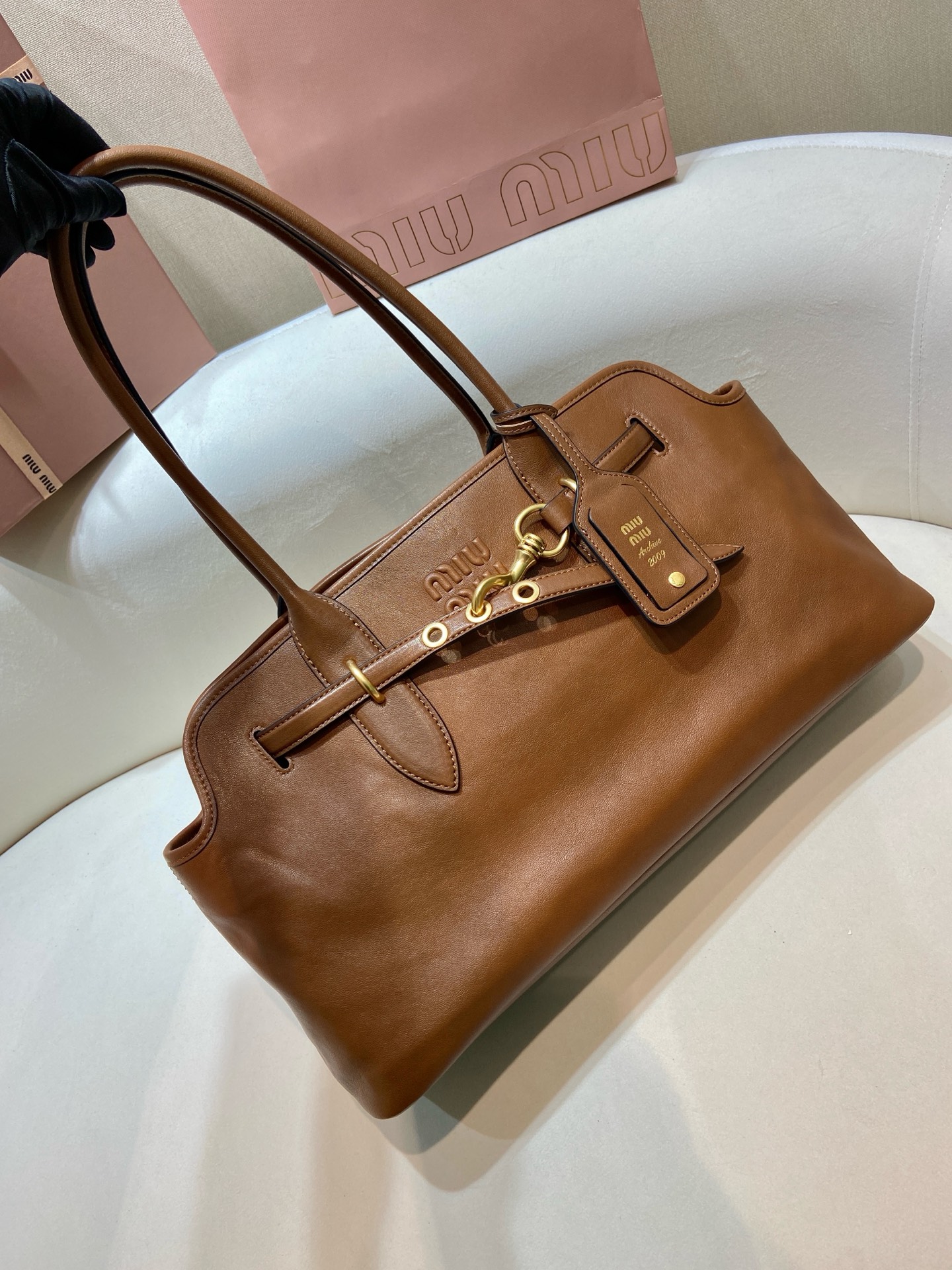 Aventure Handbag: Linen Blend, Detachable Leather Tag, & Gold Hardware - Spacious 3 i1743665394321 3046 0 1