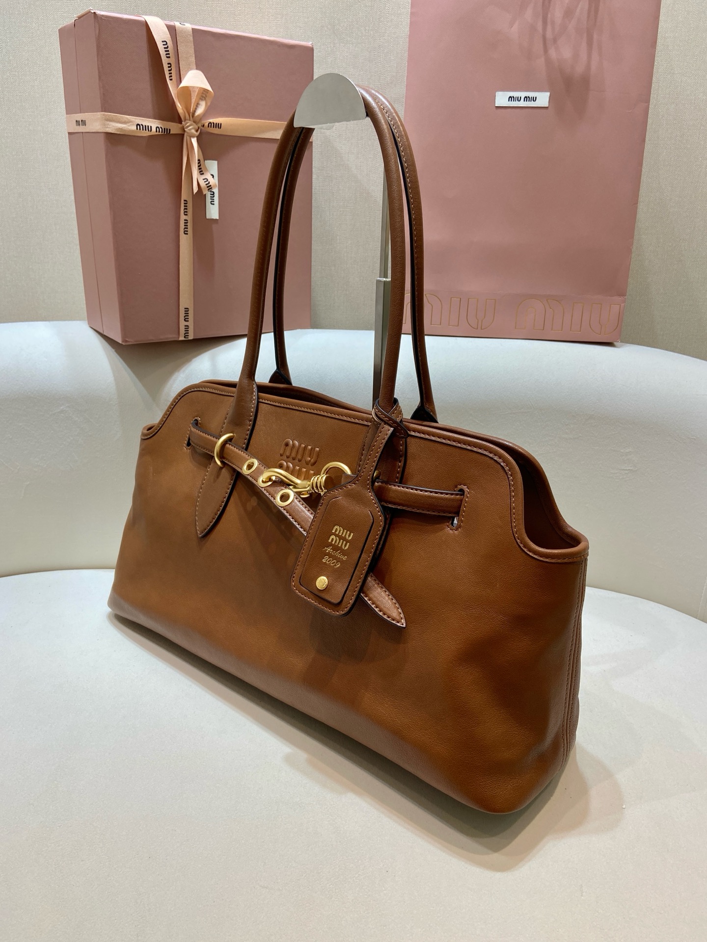 Aventure Handbag: Linen Blend, Detachable Leather Tag, & Gold Hardware - Spacious 4 i1743665394457 1417 0 2