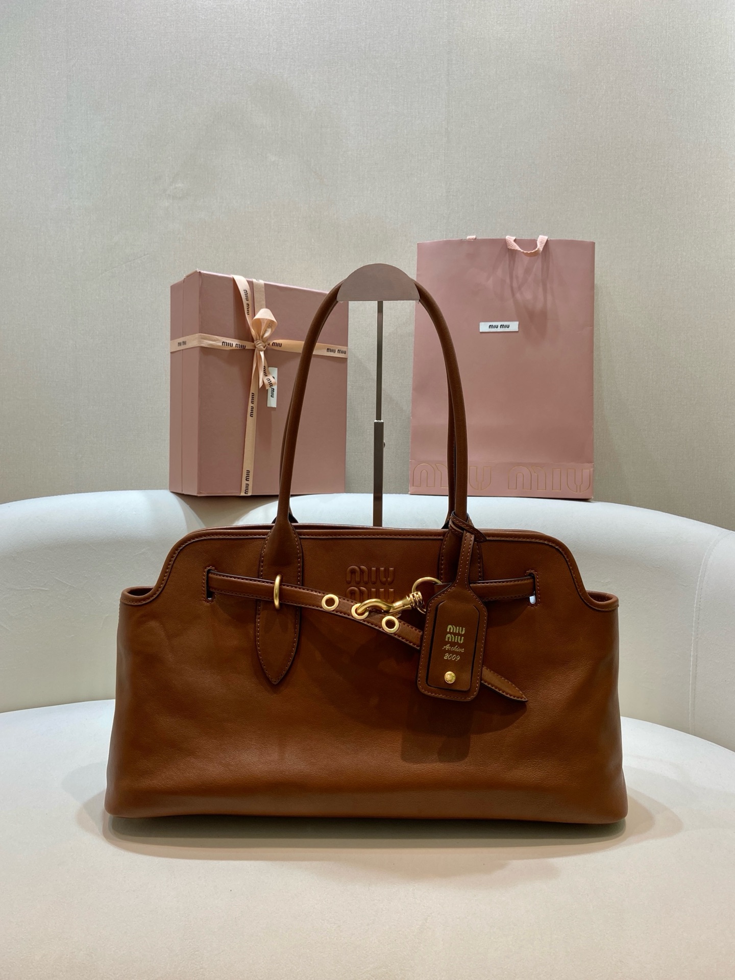 Aventure Handbag: Linen Blend, Detachable Leather Tag, & Gold Hardware - Spacious 2 i1743665395110 9914 0 0