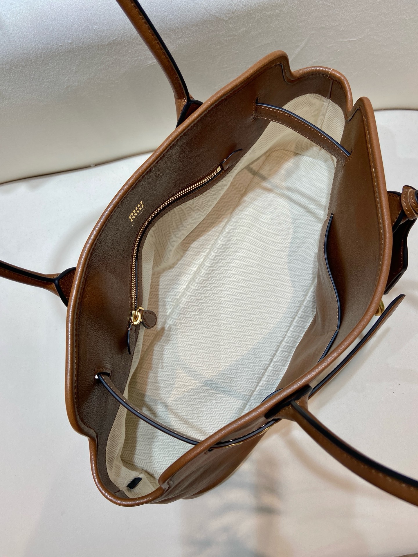 Aventure Handbag: Linen Blend, Detachable Leather Tag, & Gold Hardware - Spacious 9 i1743665395274 4651 0 8