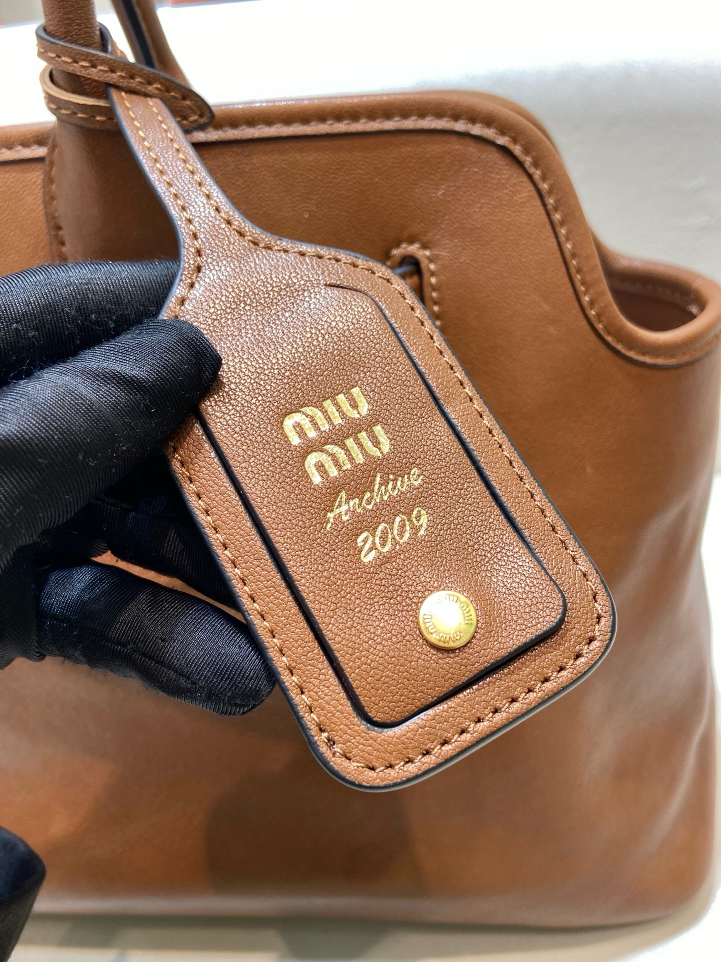 Aventure Handbag: Linen Blend, Detachable Leather Tag, & Gold Hardware - Spacious 10 i1743665395442 5485 0 9