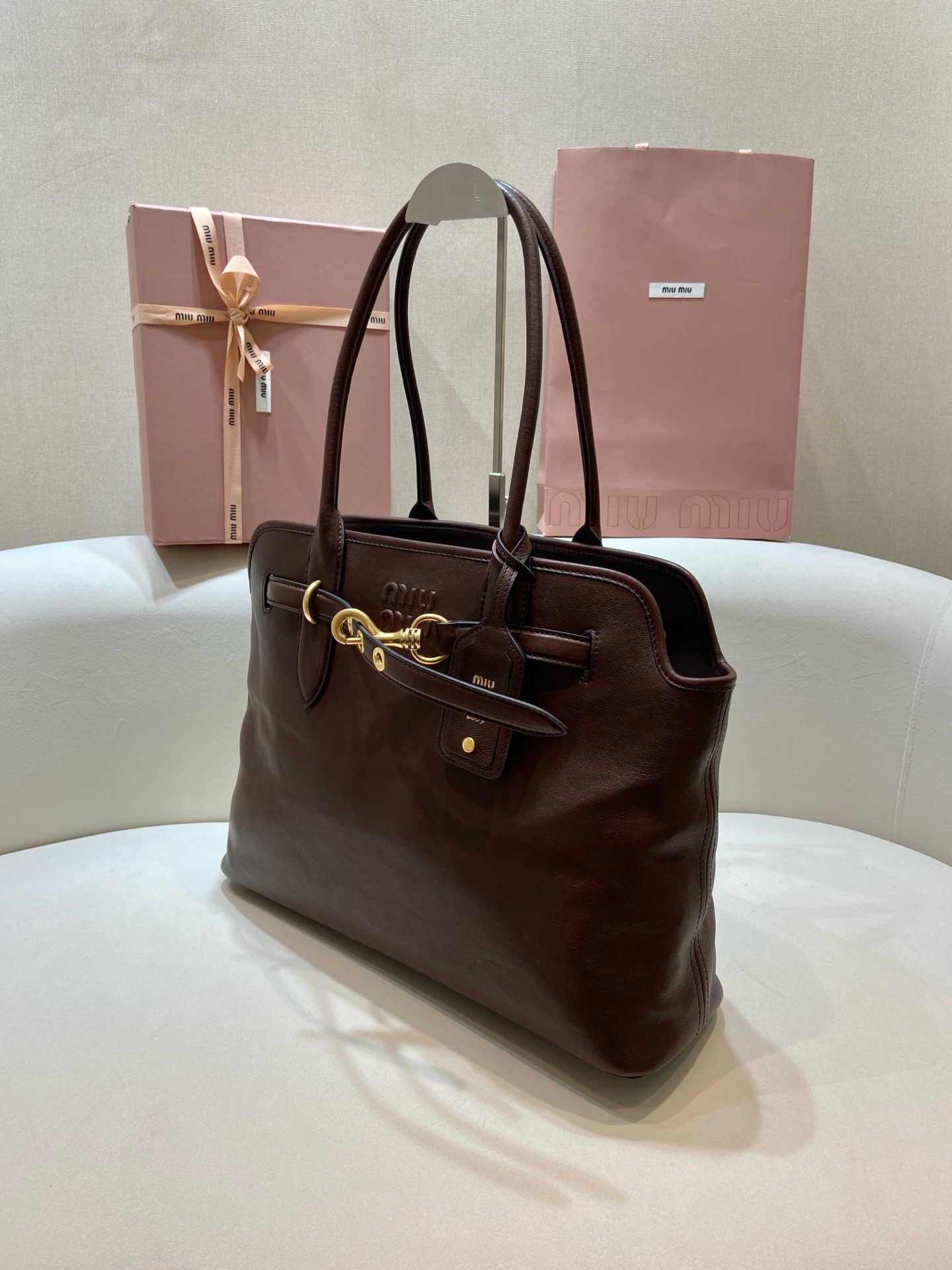 Aventure Style Large Tote Bag with Leather Strap & Gold Hardware - Chic & Roomy 3 i1744013971921 5307 0 1