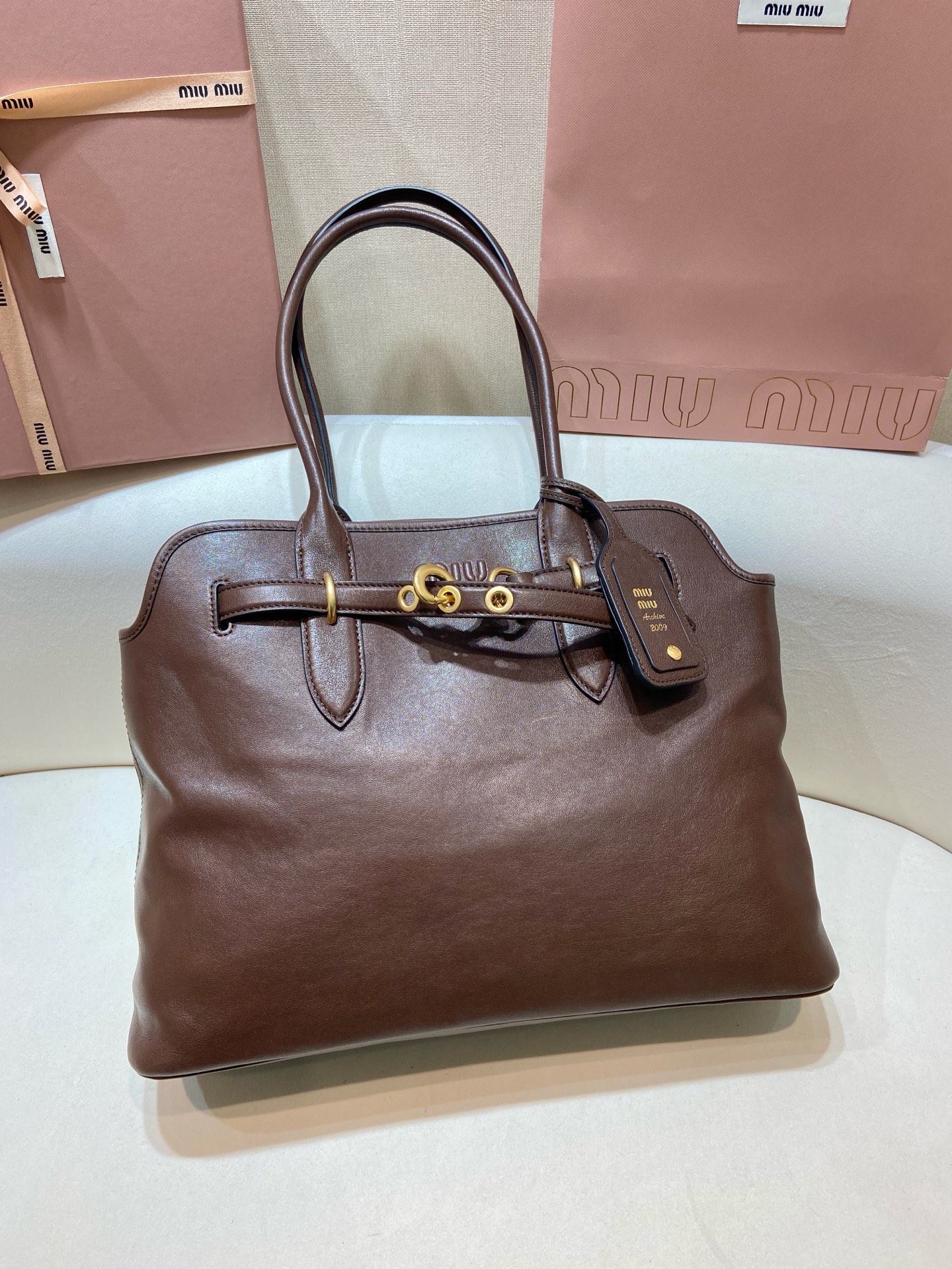 Aventure Style Large Tote Bag with Leather Strap & Gold Hardware - Chic & Roomy 4 i1744013972083 431 0 2