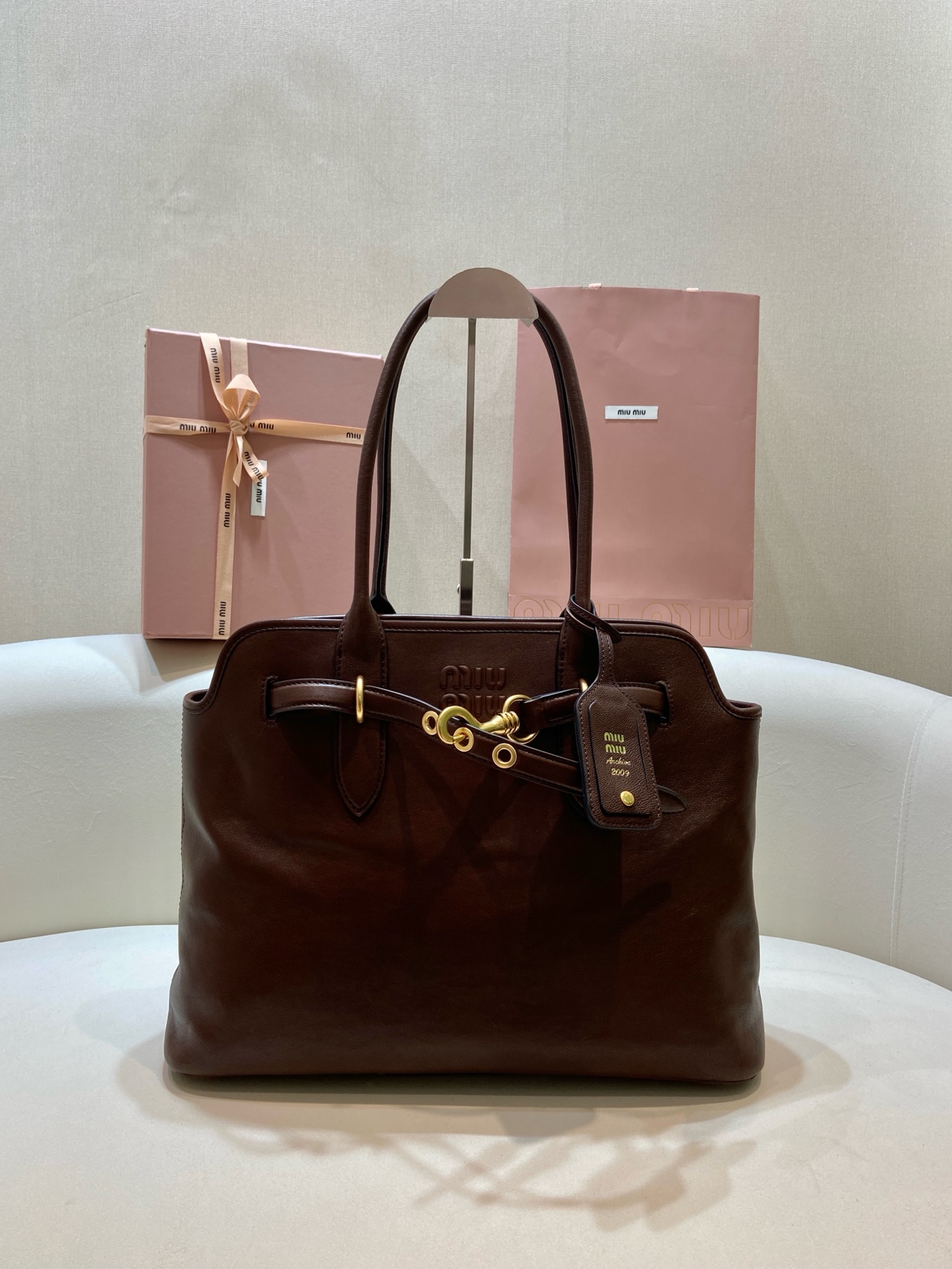 Aventure Style Large Tote Bag with Leather Strap & Gold Hardware - Chic & Roomy 2 i1744013972723 1100 0 0
