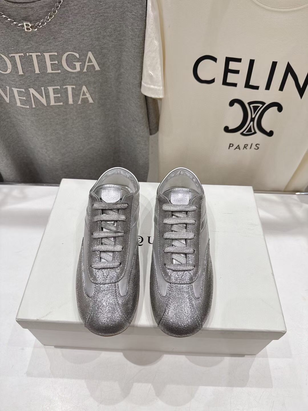 NO:832382,Actual price ALEXANDER MCQUEEN/Alexander McQueen's latest Flexion series couple retro casual sneakers, light running shoes, white shoes. Original purchase, development and production. These Flexion Off white calf leather low-top sneakers, the lightweight soles are extremely comfortable and highlight the charm of sports style. They can add fashionable temperament to various casual styles. Fabric: Customized imported first-layer calfskin Lining: Imported sheepskin Sole: Original molded outsole Size:  Women's 35-40 / Men's 40-45 (Female 40. Men's 45 is not returnable or exchangeable),,alexander mcqueen,off white,sneakers,cowhide,sheepskin19860909实价ALEXANDER MCQUEEN/亚历山大·麦昆 最新 Flexion系列情侣款复古休闲运动鞋轻便跑步鞋小白鞋 原版购入开发 做货 这款Flexion Off white色调小牛皮革低帮运动鞋,轻盈的鞋底舒适非凡,彰显运动风格的魅力.可为各式休闲造型增添时尚气质 面料 : 定制进口头层小牛皮 内里 : 进口羊皮 鞋底 : 原版开模大底 Size : 女款35-40 / 男款40-45（女40.男45订做不退换）,,alexander mcqueen,off white,sneakers,cowhide,sheepskin,Men's shoes