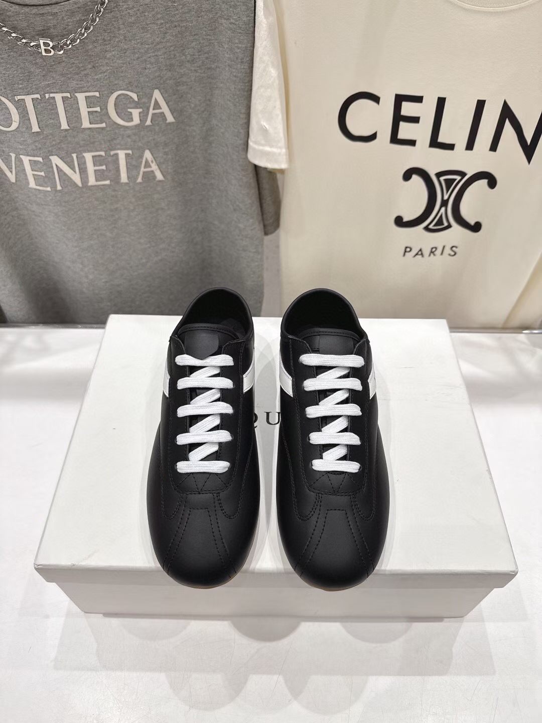 NO:832386,Actual price ALEXANDER MCQUEEN/Alexander McQueen's latest Flexion series couple retro casual sneakers, light running shoes, white shoes. Original purchase, development and production. These Flexion Off white calf leather low-top sneakers, the lightweight soles are extremely comfortable and highlight the charm of sports style. They can add fashionable temperament to various casual styles. Fabric: Customized imported first-layer calfskin Lining: Imported sheepskin Sole: Original molded outsole Size:  Women's 35-40 / Men's 40-45 (Female 40. Men's 45 is not returnable or exchangeable),,alexander mcqueen,off white,sneakers,cowhide,sheepskin19860909实价ALEXANDER MCQUEEN/亚历山大·麦昆 最新 Flexion系列情侣款复古休闲运动鞋轻便跑步鞋小白鞋 原版购入开发 做货 这款Flexion Off white色调小牛皮革低帮运动鞋,轻盈的鞋底舒适非凡,彰显运动风格的魅力.可为各式休闲造型增添时尚气质 面料 : 定制进口头层小牛皮 内里 : 进口羊皮 鞋底 : 原版开模大底 Size : 女款35-40 / 男款40-45（女40.男45订做不退换）,,alexander mcqueen,off white,sneakers,cowhide,sheepskin,Men's shoes