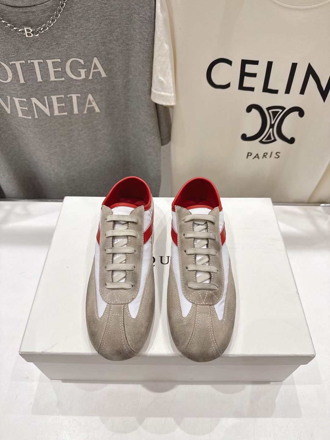 NO:832392,Actual price ALEXANDER MCQUEEN/Alexander McQueen's latest Flexion series couple retro casual sneakers, light running shoes, white shoes. Original purchase, development and production. These Flexion Off white calf leather low-top sneakers, the lightweight soles are extremely comfortable and highlight the charm of sports style. They can add fashionable temperament to various casual styles. Fabric: Customized imported first-layer calfskin Lining: Imported sheepskin Sole: Original open molded outsole Size:  Women's 35-40 / Men's 40-45 (Female 40. Men's 45 is not returnable or exchangeable),,alexander mcqueen,off white,sneakers,cowhide,sheepskin19860909实价 ALEXANDER MCQUEEN/亚历山大·麦昆 最新 Flexion系列情侣款复古休闲运动鞋轻便跑步鞋小白鞋 原版购入开发 做货 这款Flexion Off white色调小牛皮革低帮运动鞋,轻盈的鞋底舒适非凡,彰显运动风格的魅力.可为各式休闲造型增添时尚气质 面料 : 定制进口头层小牛皮 内里 : 进口羊皮 鞋底 : 原版开模大底 Size : 女款35-40 / 男款40-45（女40.男45订做不退换）,,alexander mcqueen,off white,sneakers,cowhide,sheepskin,Men's shoes