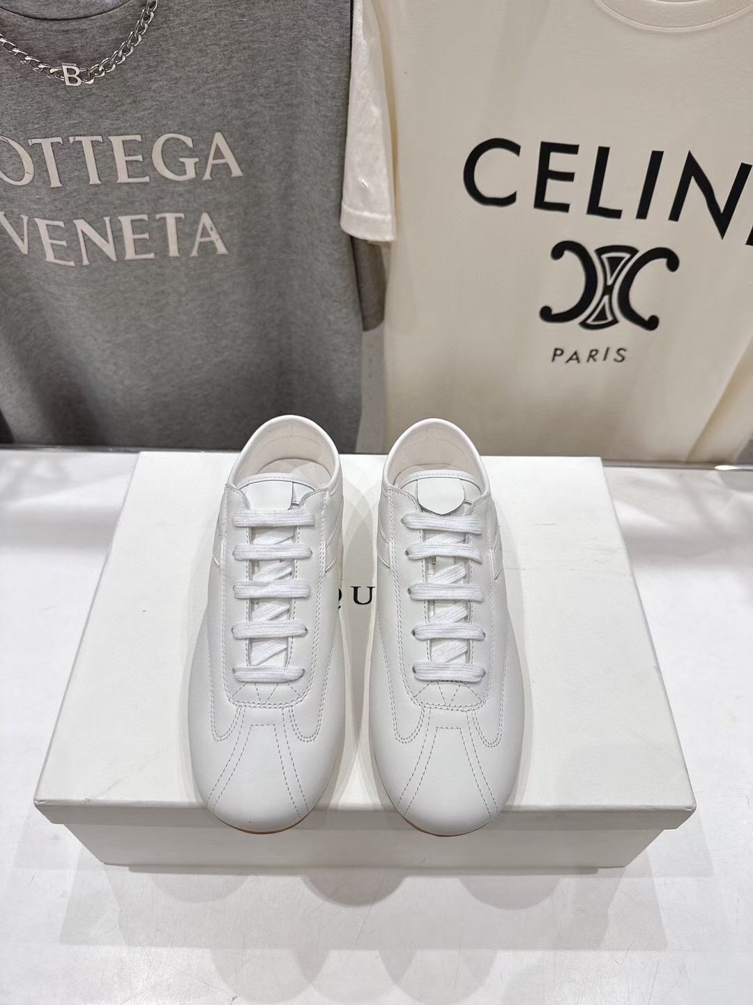 NO:832399,Actual price ALEXANDER MCQUEEN/Alexander McQueen's latest Flexion series couple retro casual sneakers, light running shoes, white shoes. Original purchase, development and production. These Flexion Off white calf leather low-top sneakers, the lightweight soles are extremely comfortable and highlight the charm of sports style. They can add fashionable temperament to various casual styles. Fabric: Customized imported first-layer calfskin Lining: Imported sheepskin Sole: Original molded outsole Size:  Women's 35-40 / Men's 40-45 (Female 40. Men's 45 is not returnable or exchangeable),,alexander mcqueen,off white,sneakers,cowhide,sheepskin19860909实价ALEXANDER MCQUEEN/亚历山大·麦昆 最新 Flexion系列情侣款复古休闲运动鞋轻便跑步鞋小白鞋 原版购入开发 做货 这款Flexion Off white色调小牛皮革低帮运动鞋,轻盈的鞋底舒适非凡,彰显运动风格的魅力.可为各式休闲造型增添时尚气质 面料 : 定制进口头层小牛皮 内里 : 进口羊皮 鞋底 : 原版开模大底 Size : 女款35-40 / 男款40-45（女40.男45订做不退换）,,alexander mcqueen,off white,sneakers,cowhide,sheepskin,Men's shoes