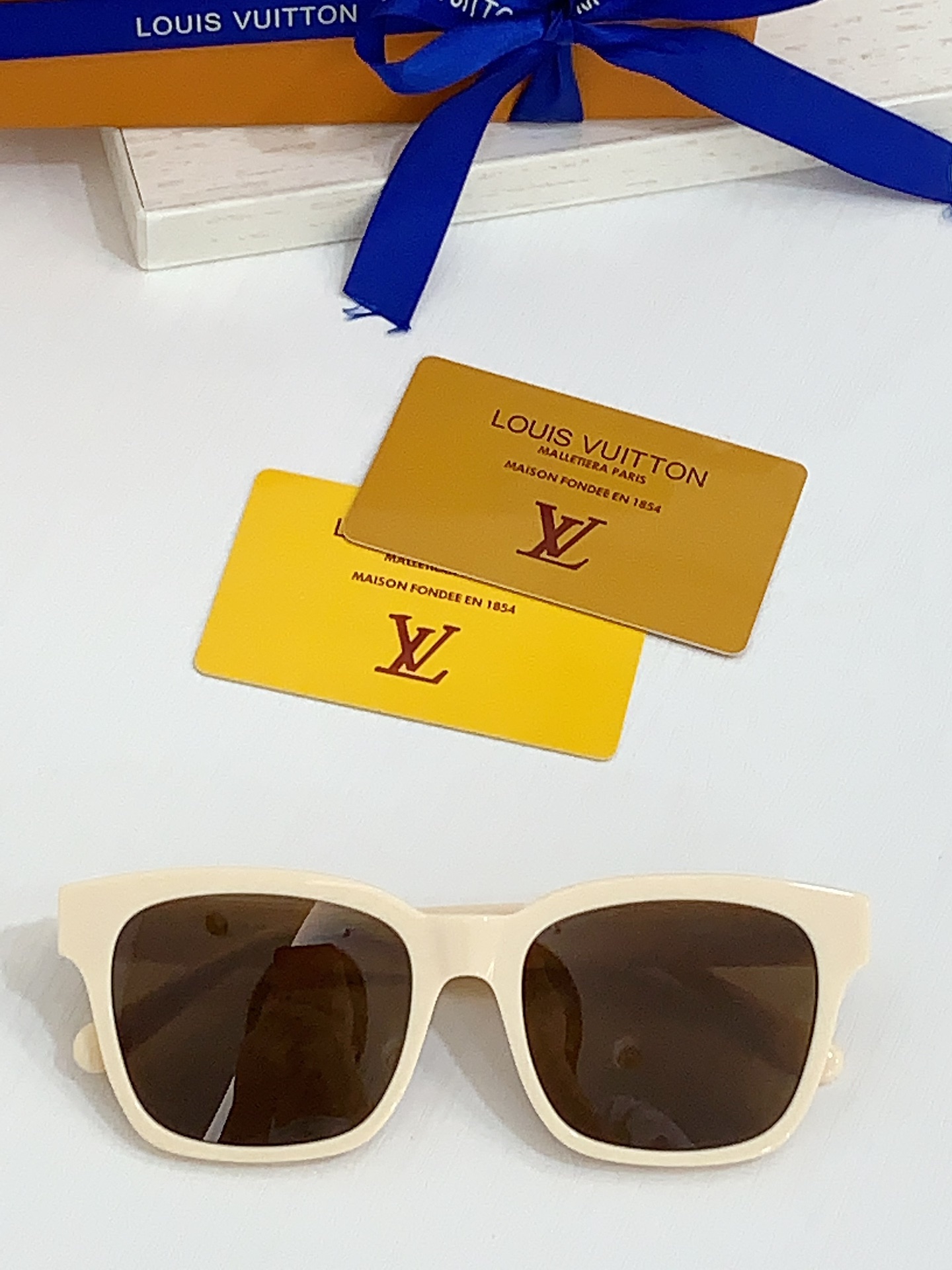  LOUIS VUITTO*
MODEL：Z2580U
SIZE：55口18-145
