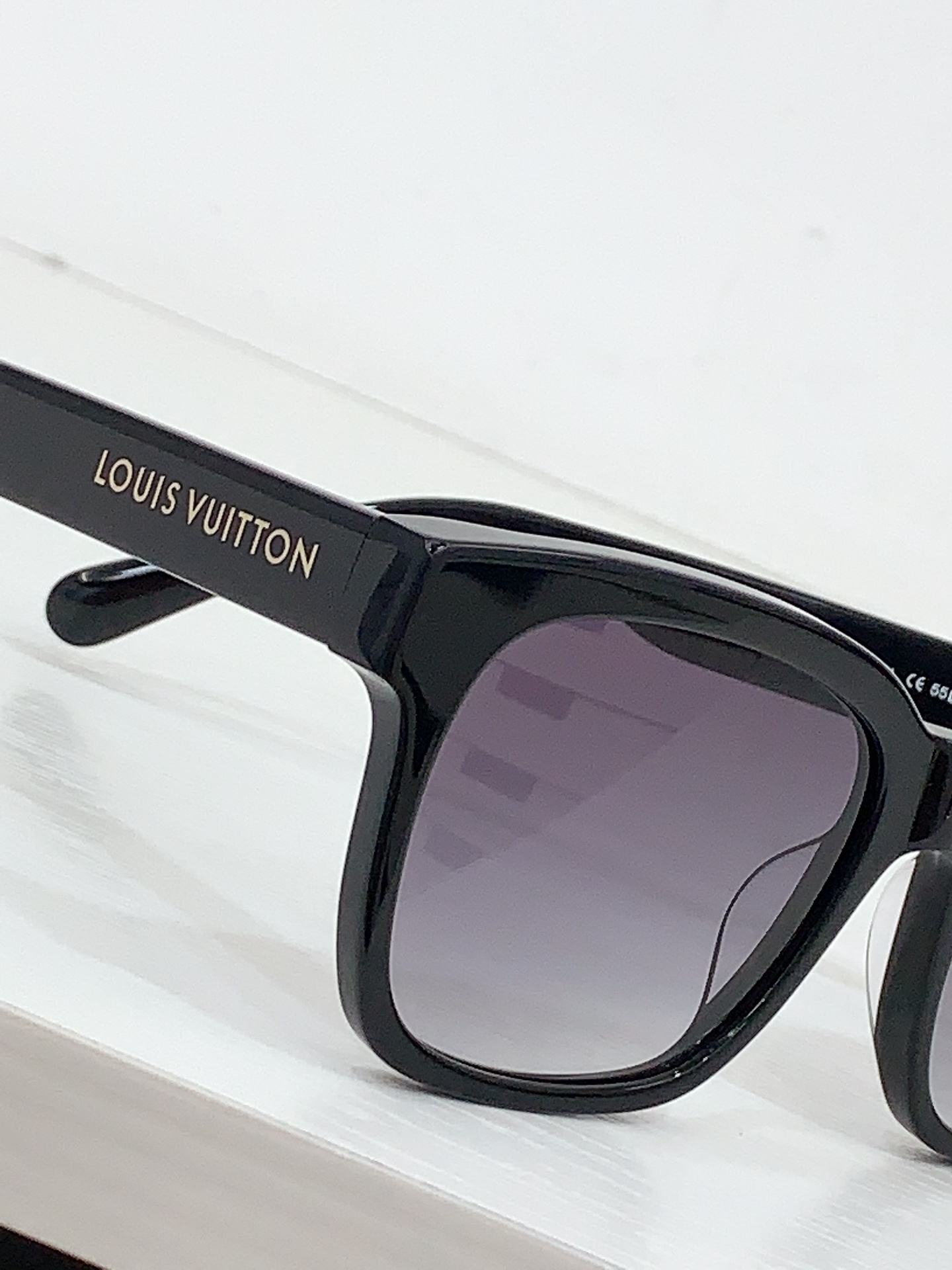  LOUIS VUITTO*
MODEL：Z2580U
SIZE：55口18-145
