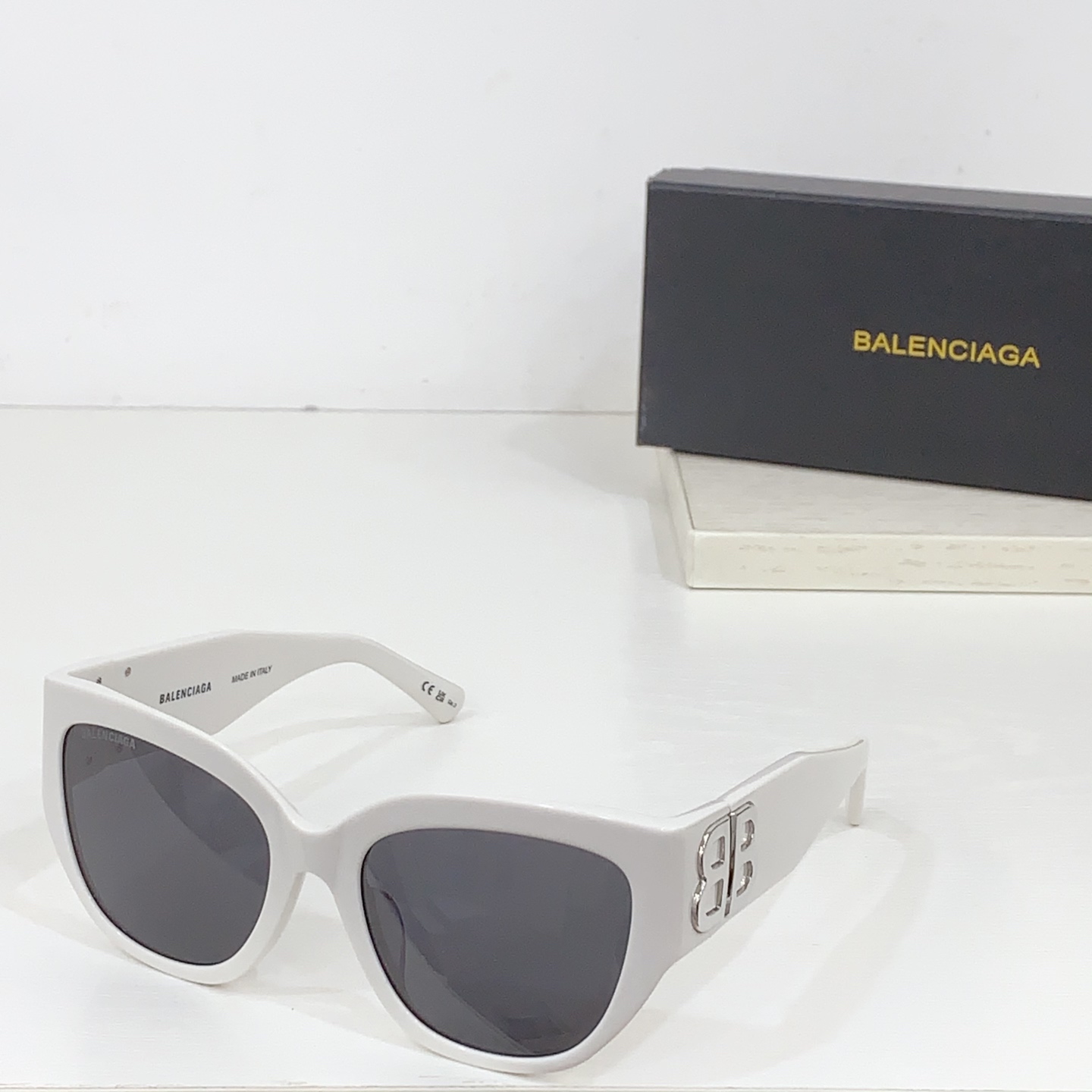  BALENCIAG* 新品
MODEL：BB0323S
SIZE：55口19-135

