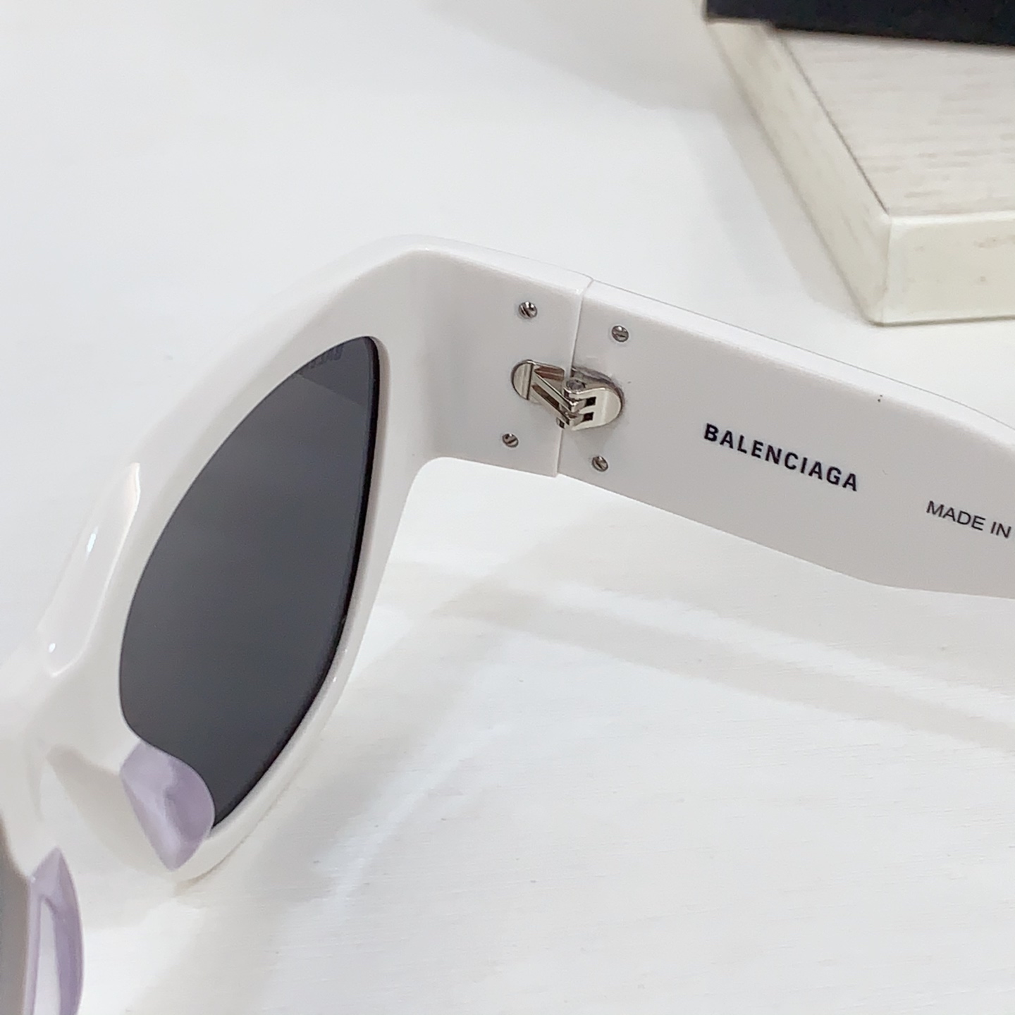  BALENCIAG* 新品
MODEL：BB0323S
SIZE：55口19-135
