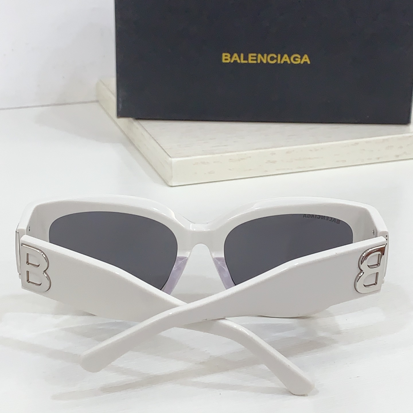  BALENCIAG* 新品
MODEL：BB0323S
SIZE：55口19-135
