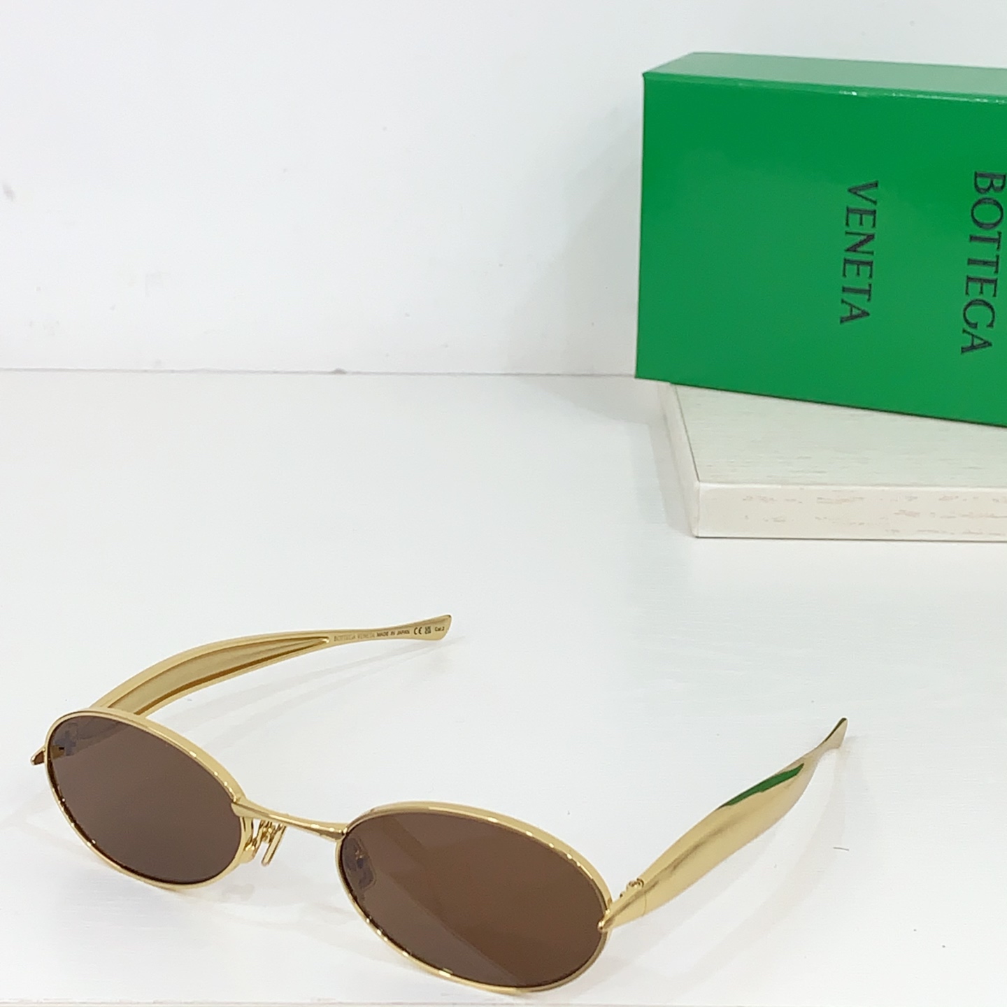  Bottega Veneta Eyewear的太阳镜因其雕塑般的金色镜腿而得名，这些镜腿特意被铸造成“
