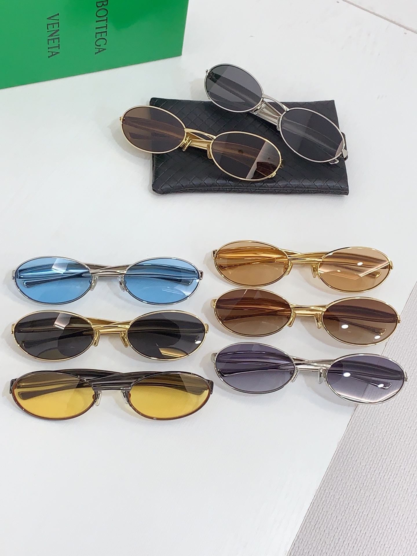  Bottega Veneta Eyewear的太阳镜因其雕塑般的金色镜腿而得名，这些镜腿特意被铸造成“