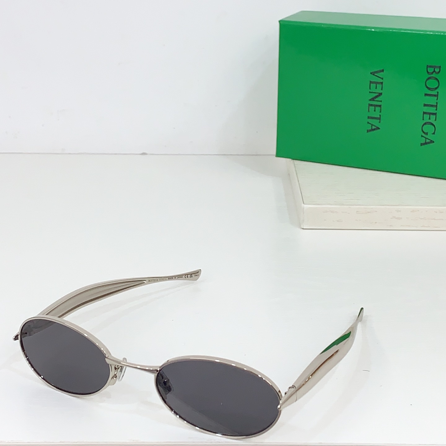  Bottega Veneta Eyewear的太阳镜因其雕塑般的金色镜腿而得名，这些镜腿特意被铸造成“