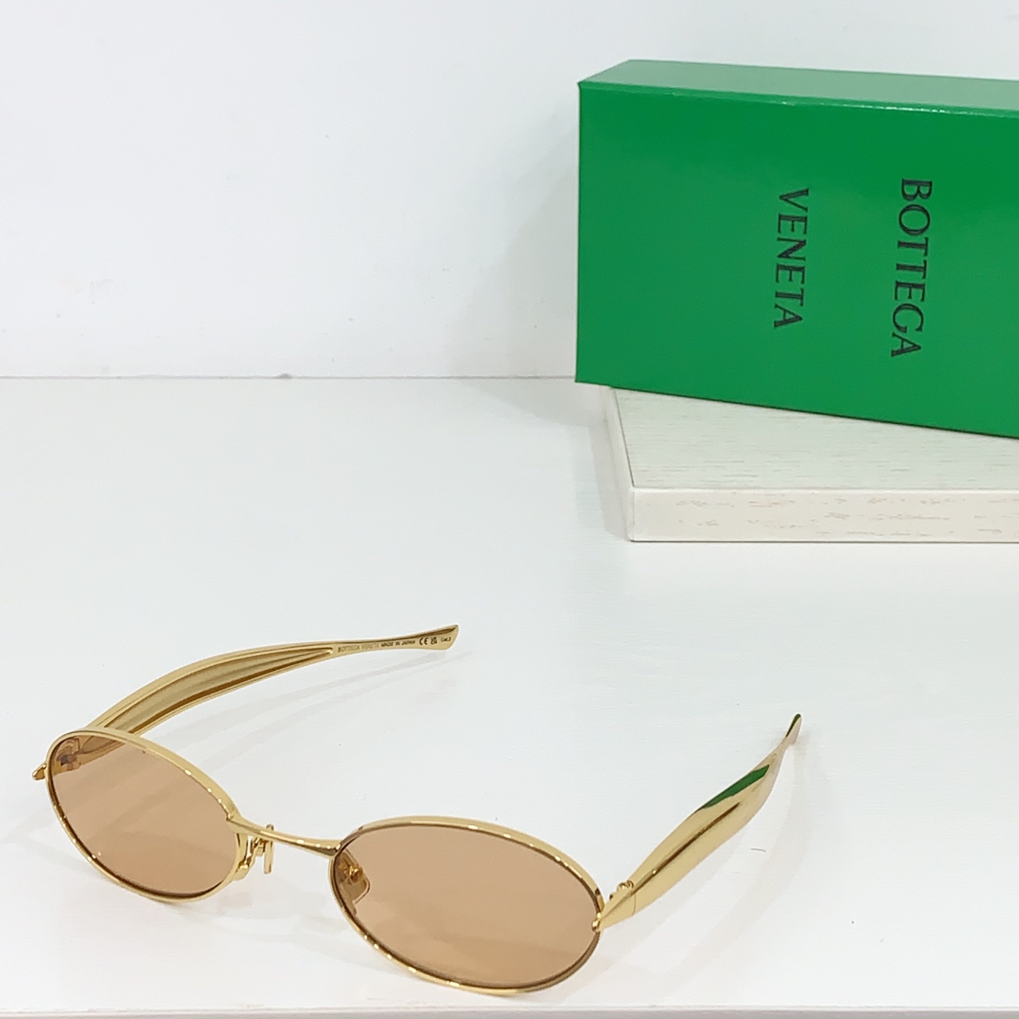  Bottega Veneta Eyewear的太阳镜因其雕塑般的金色镜腿而得名，这些镜腿特意被铸造成“