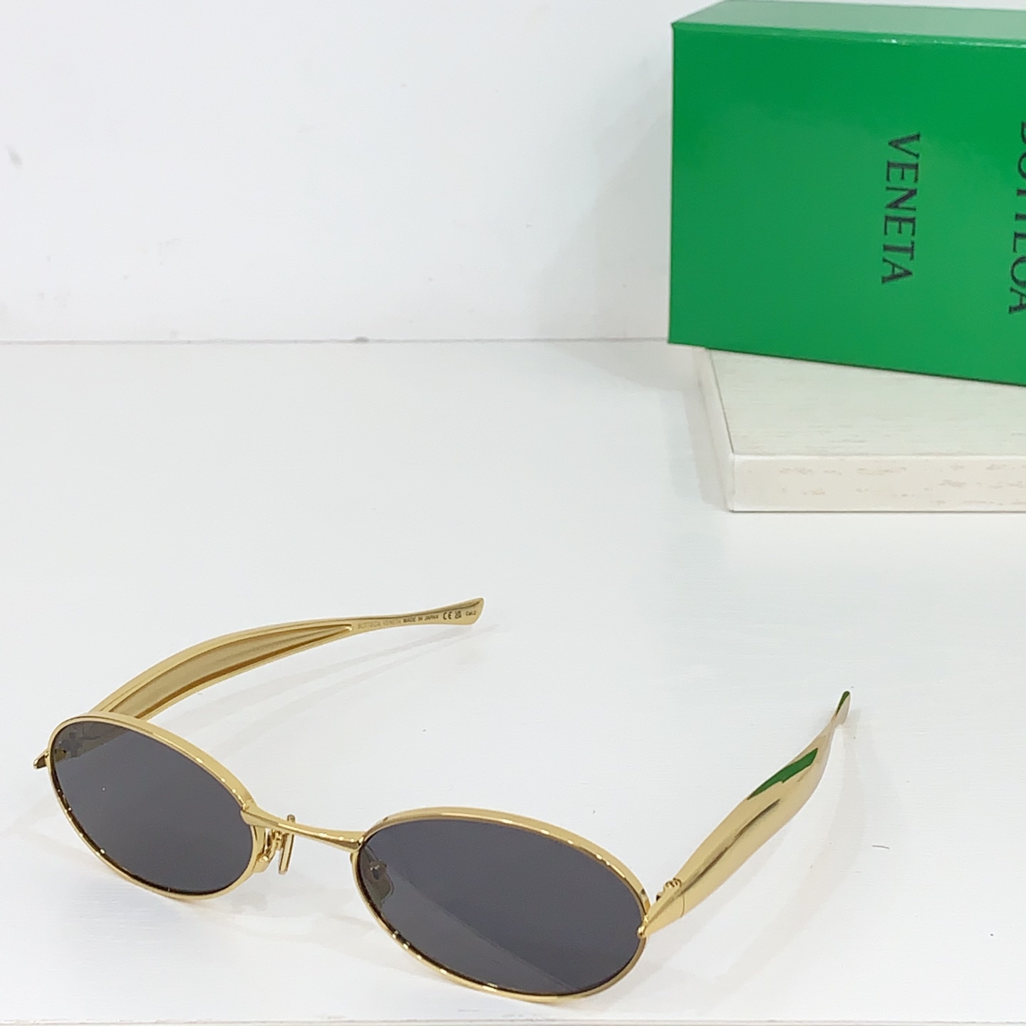 Bottega Veneta Eyewear的太阳镜因其雕塑般的金色镜腿而得名，这些镜腿特意被铸造成“