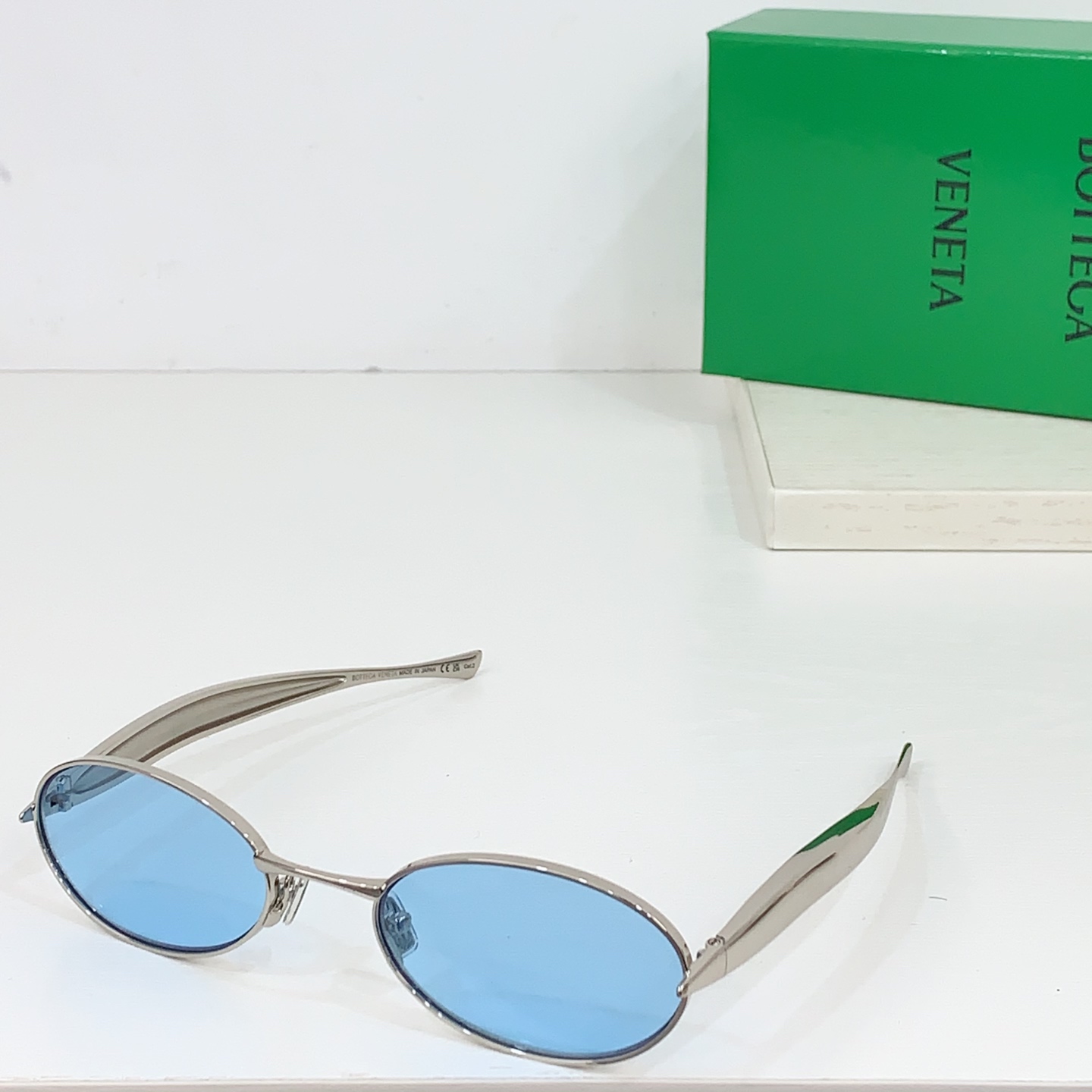  Bottega Veneta Eyewear的太阳镜因其雕塑般的金色镜腿而得名，这些镜腿特意被铸造成“