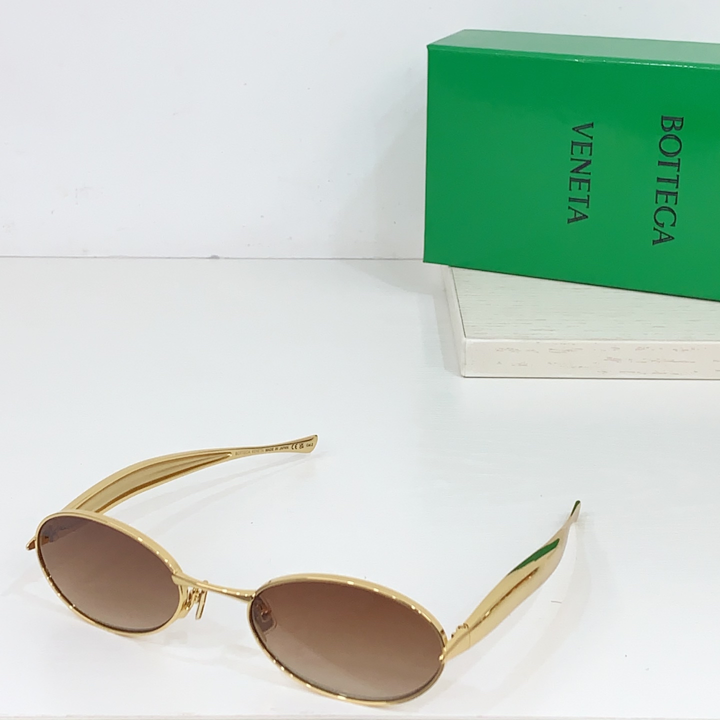  Bottega Veneta Eyewear的太阳镜因其雕塑般的金色镜腿而得名，这些镜腿特意被铸造成“