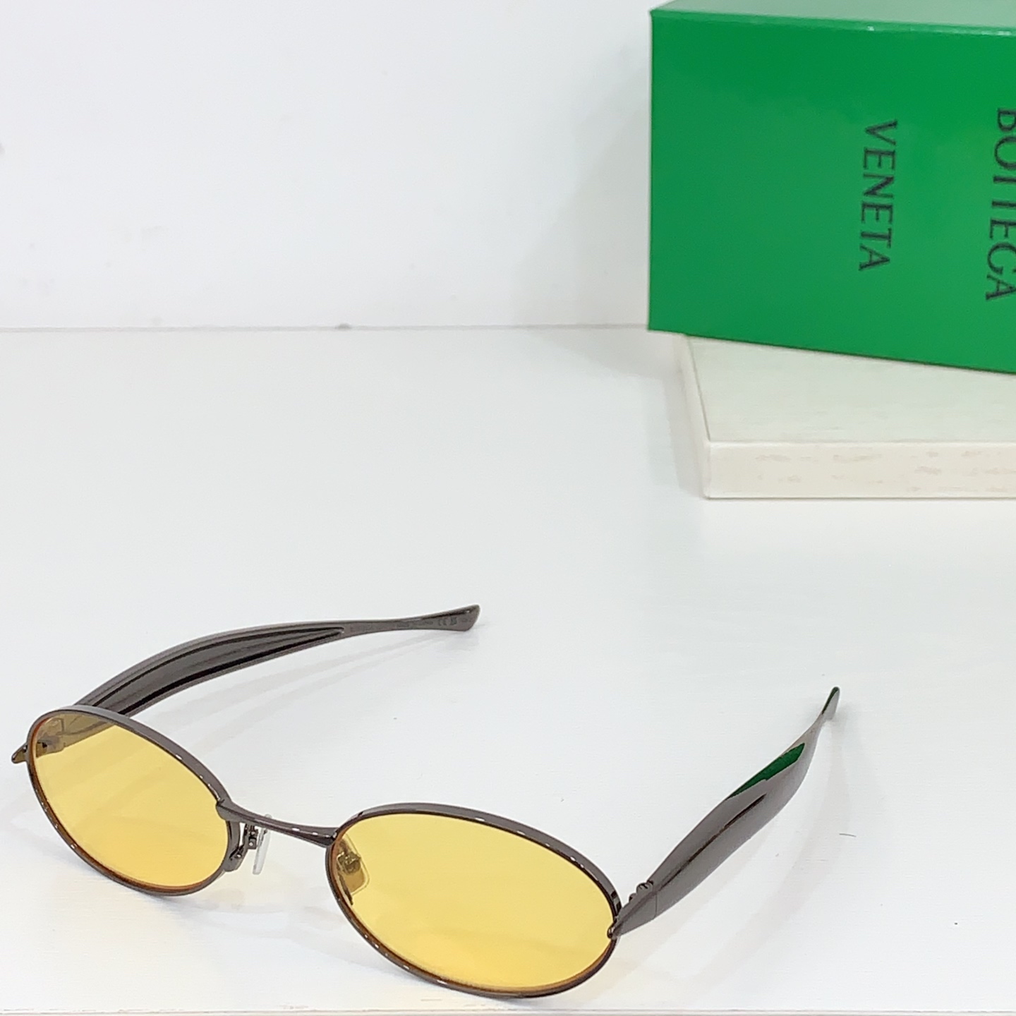 Bottega Veneta Eyewear的太阳镜因其雕塑般的金色镜腿而得名，这些镜腿特意被铸造成“