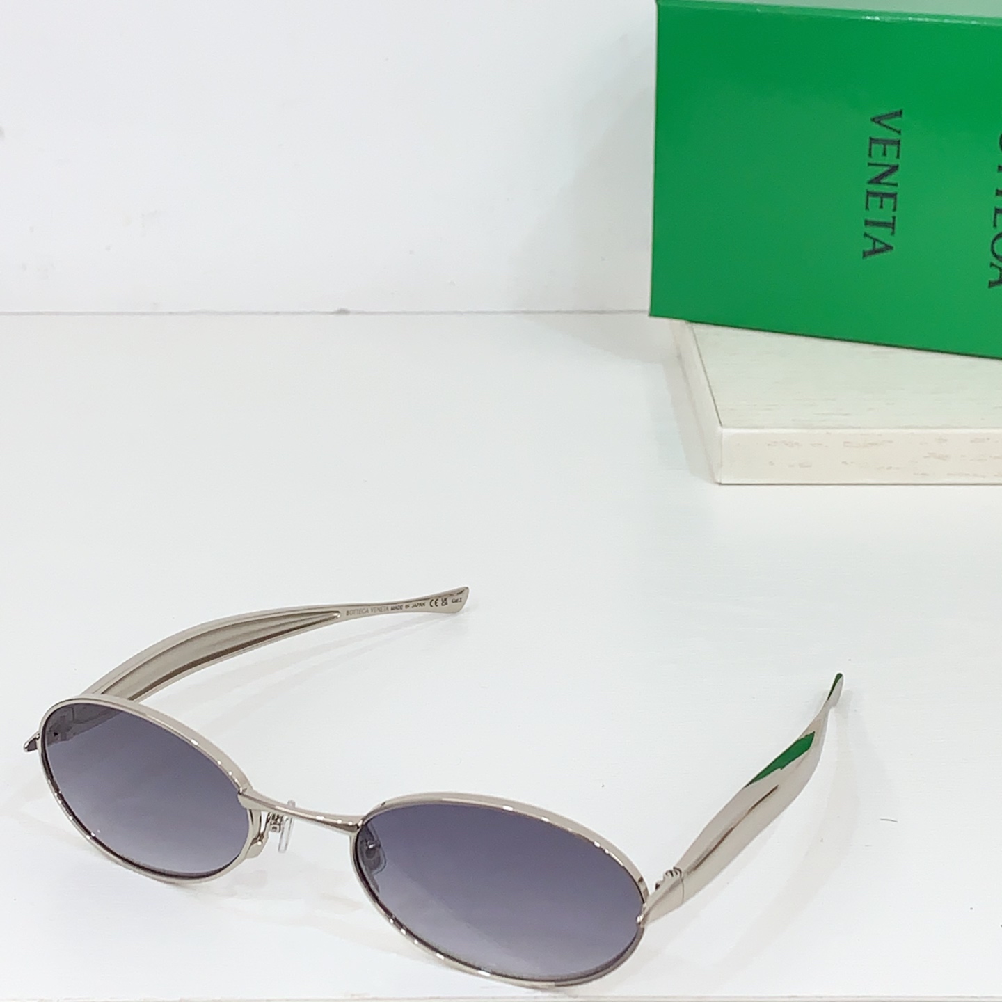  Bottega Veneta Eyewear的太阳镜因其雕塑般的金色镜腿而得名，这些镜腿特意被铸造成“