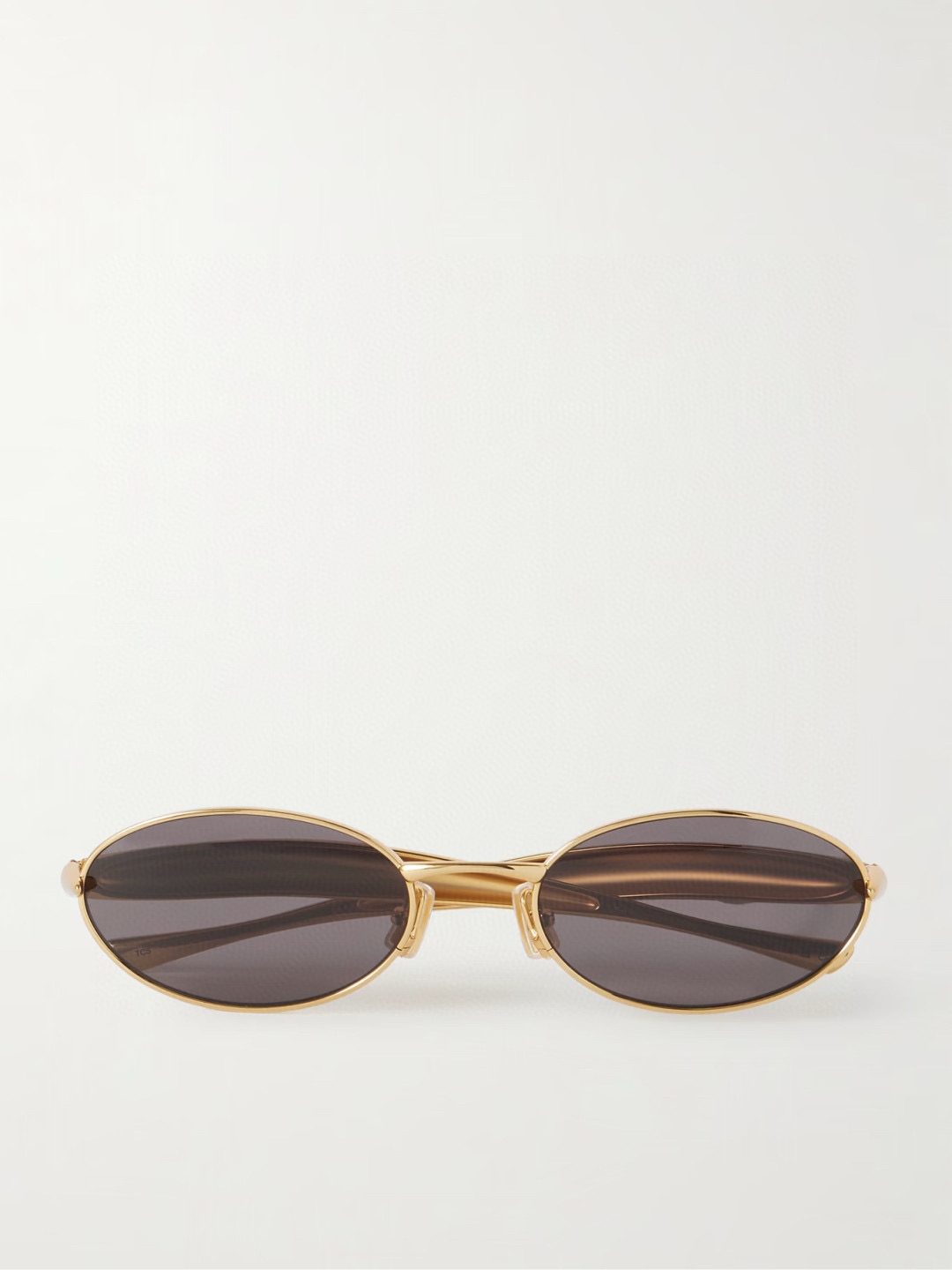  Bottega Veneta Eyewear的太阳镜因其雕塑般的金色镜腿而得名，这些镜腿特意被铸造成“