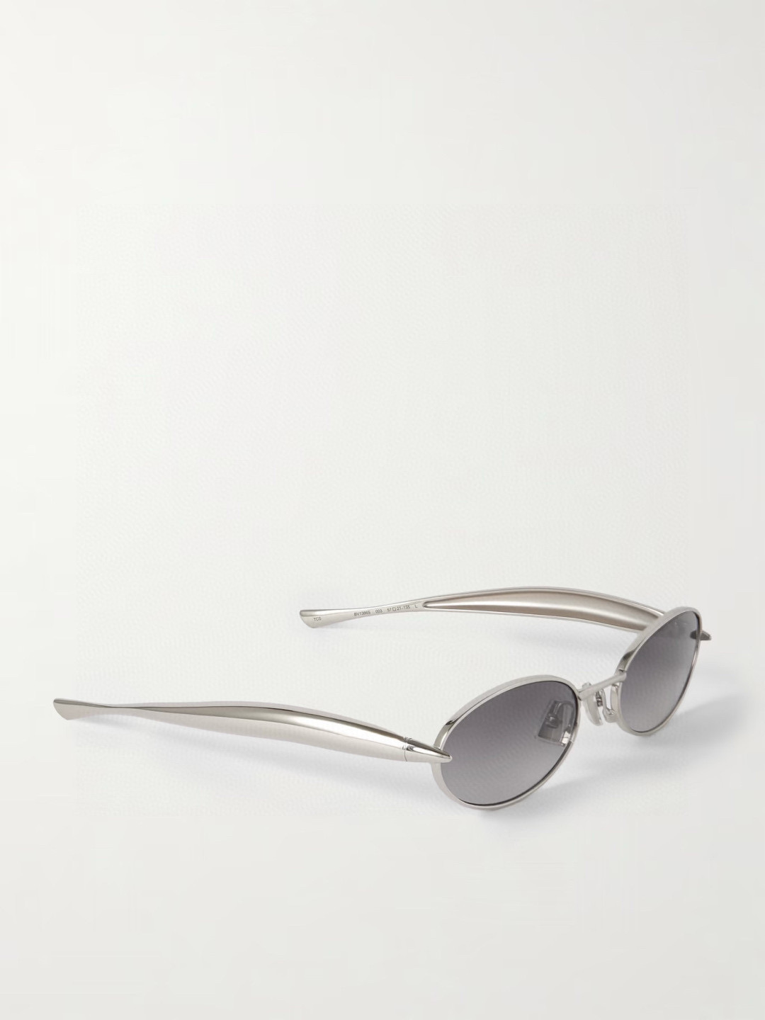  Bottega Veneta Eyewear的太阳镜因其雕塑般的金色镜腿而得名，这些镜腿特意被铸造成“