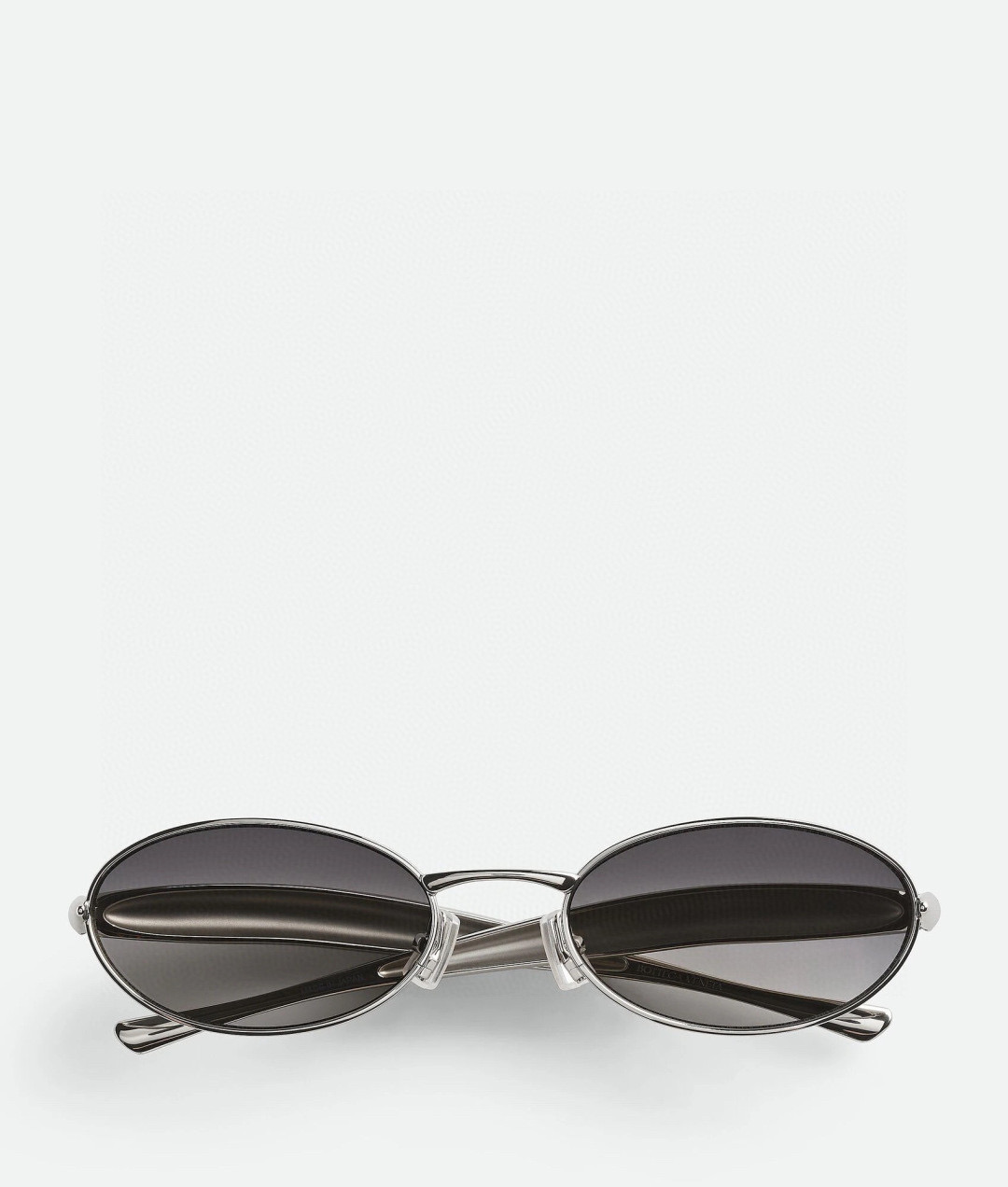  Bottega Veneta Eyewear的太阳镜因其雕塑般的金色镜腿而得名，这些镜腿特意被铸造成“
