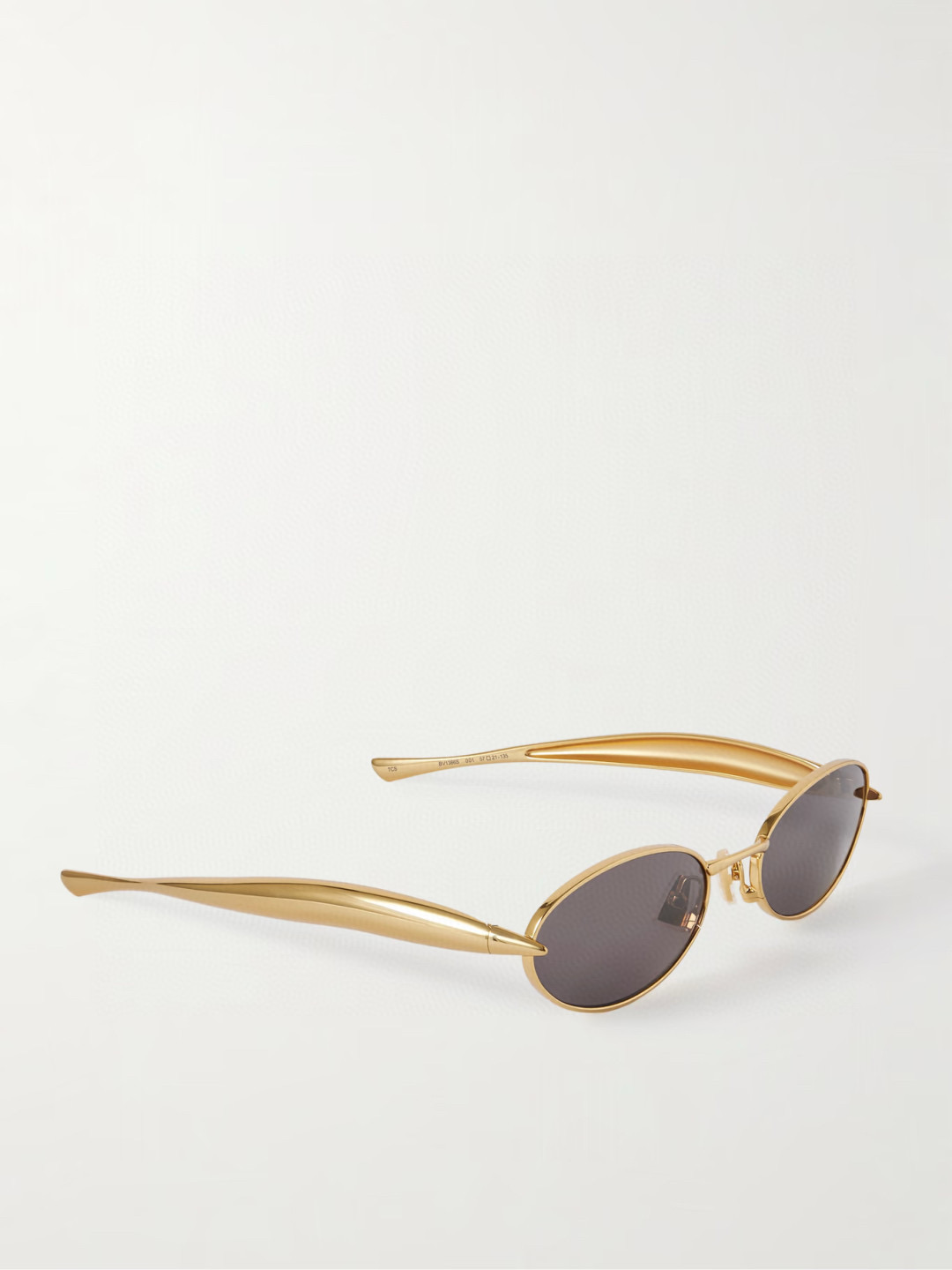  Bottega Veneta Eyewear的太阳镜因其雕塑般的金色镜腿而得名，这些镜腿特意被铸造成“