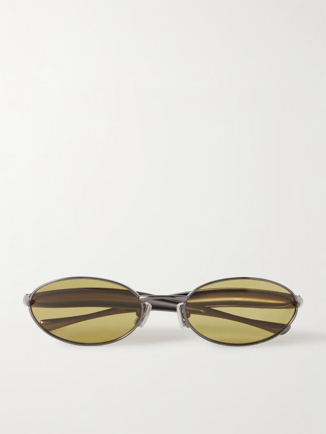  Bottega Veneta Eyewear的太阳镜因其雕塑般的金色镜腿而得名，这些镜腿特意被铸造成“