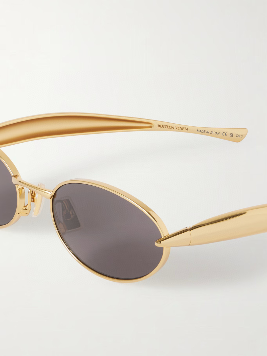  Bottega Veneta Eyewear的太阳镜因其雕塑般的金色镜腿而得名，这些镜腿特意被铸造成“