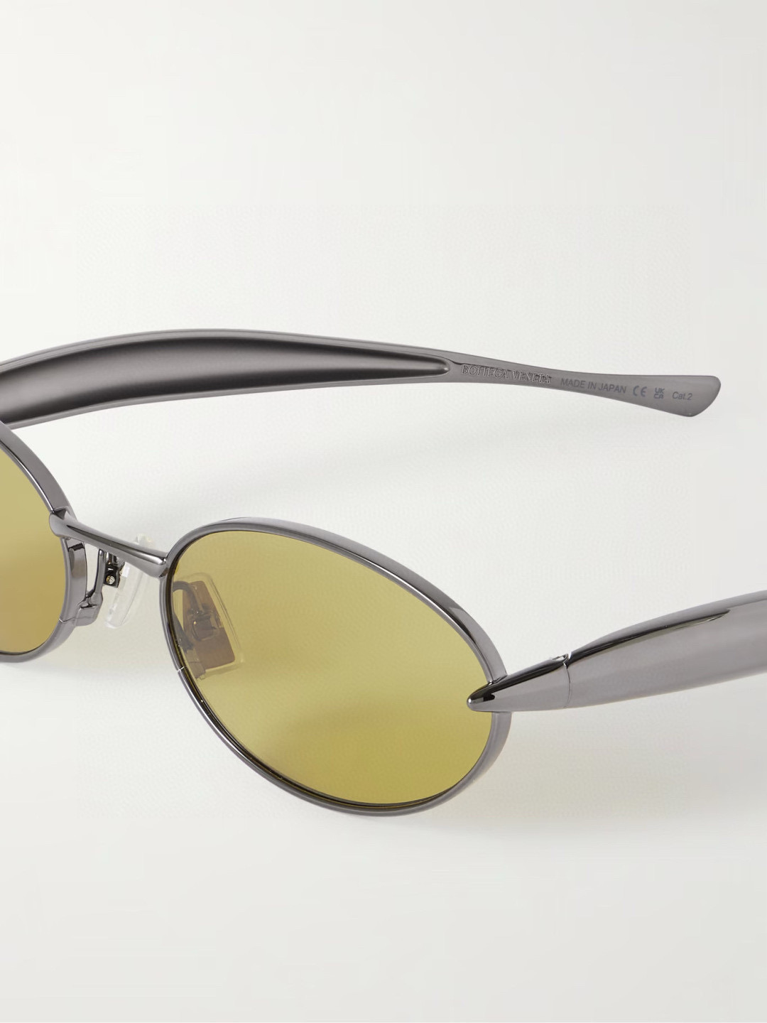  Bottega Veneta Eyewear的太阳镜因其雕塑般的金色镜腿而得名，这些镜腿特意被铸造成“