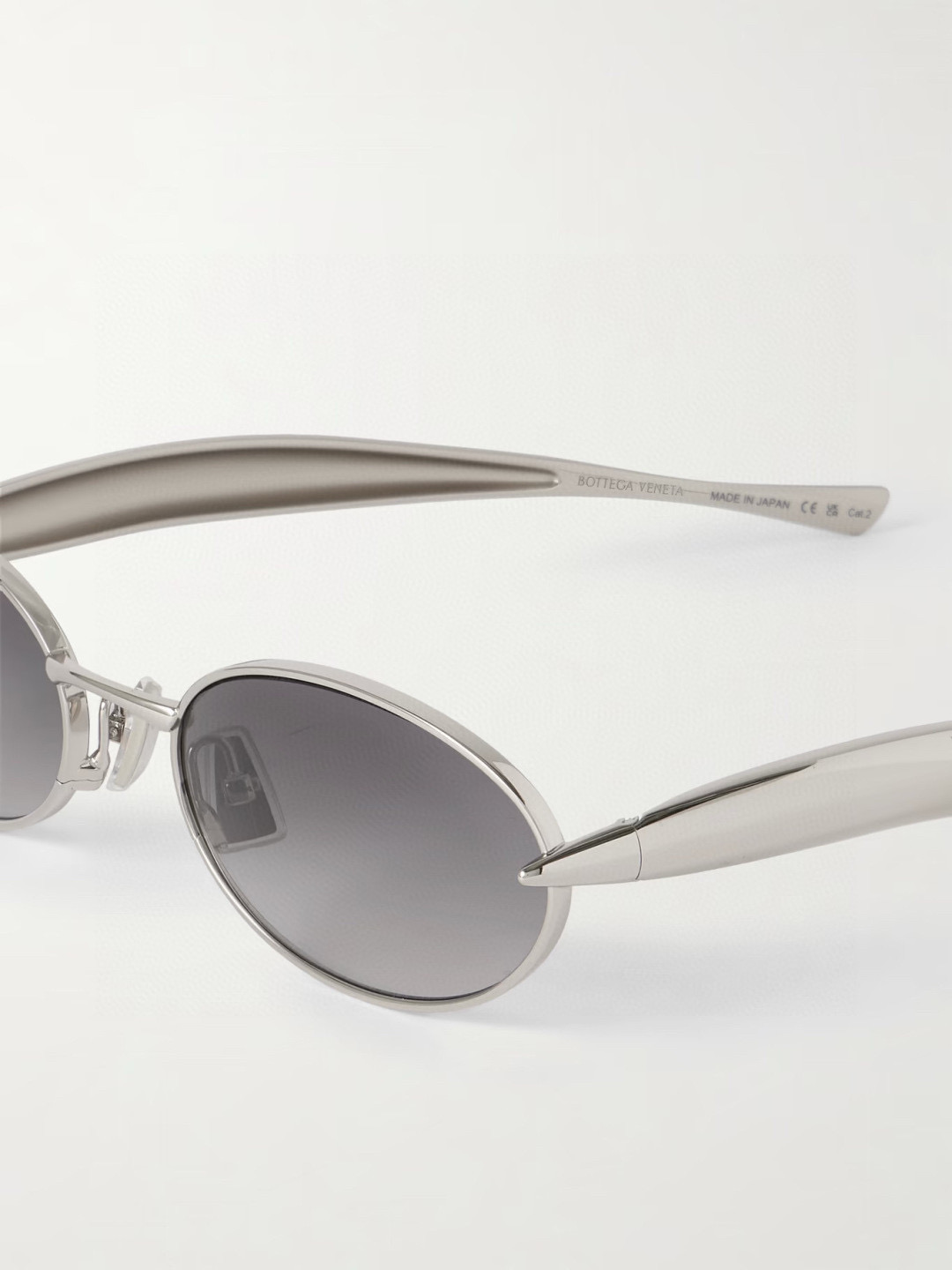  Bottega Veneta Eyewear的太阳镜因其雕塑般的金色镜腿而得名，这些镜腿特意被铸造成“