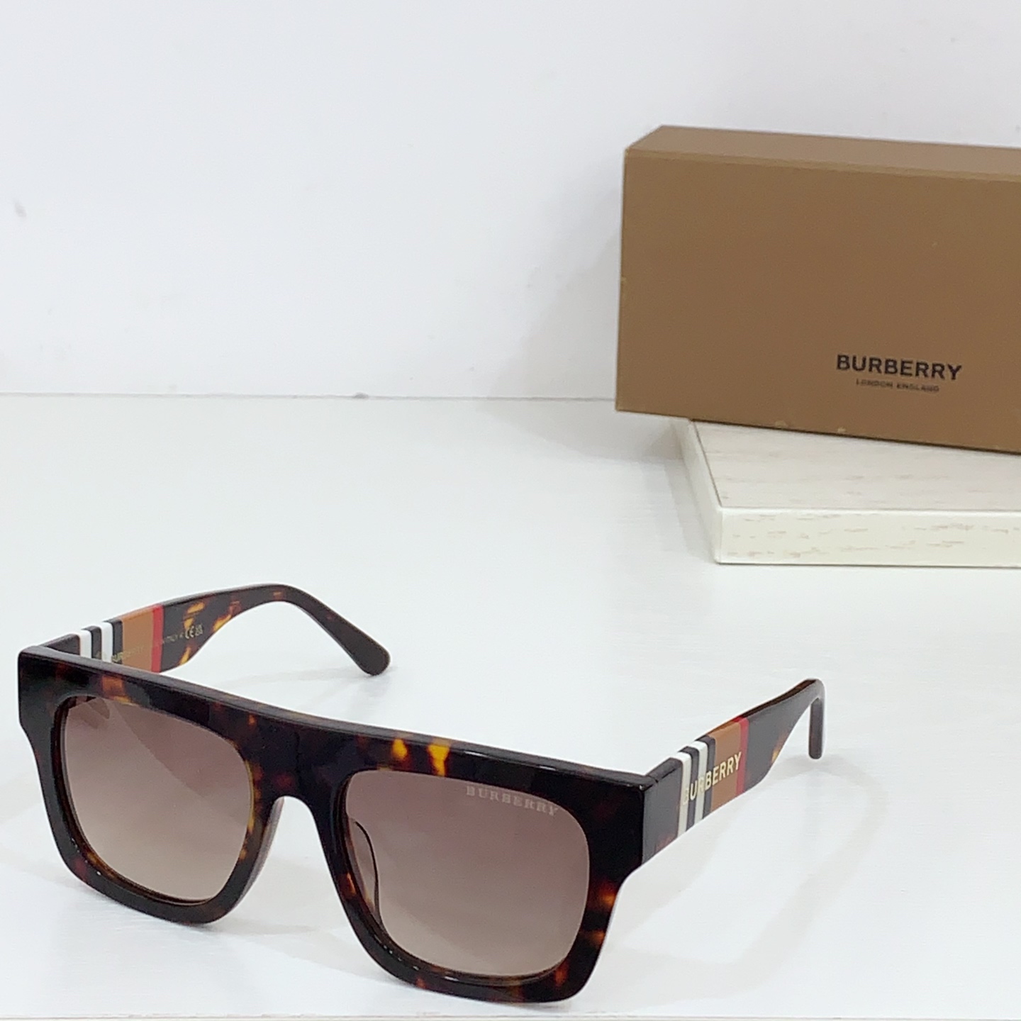  BURBERR* 
MODEL：BE4488
SIZE：54口18-145
