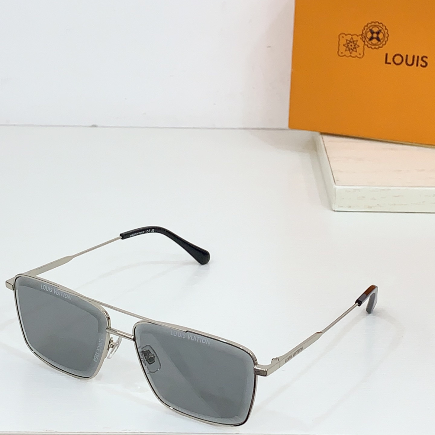  LOUIS VUITTO*
MODEL：Z2608U～Z2633U～Z2610U～Z2647U～Z26